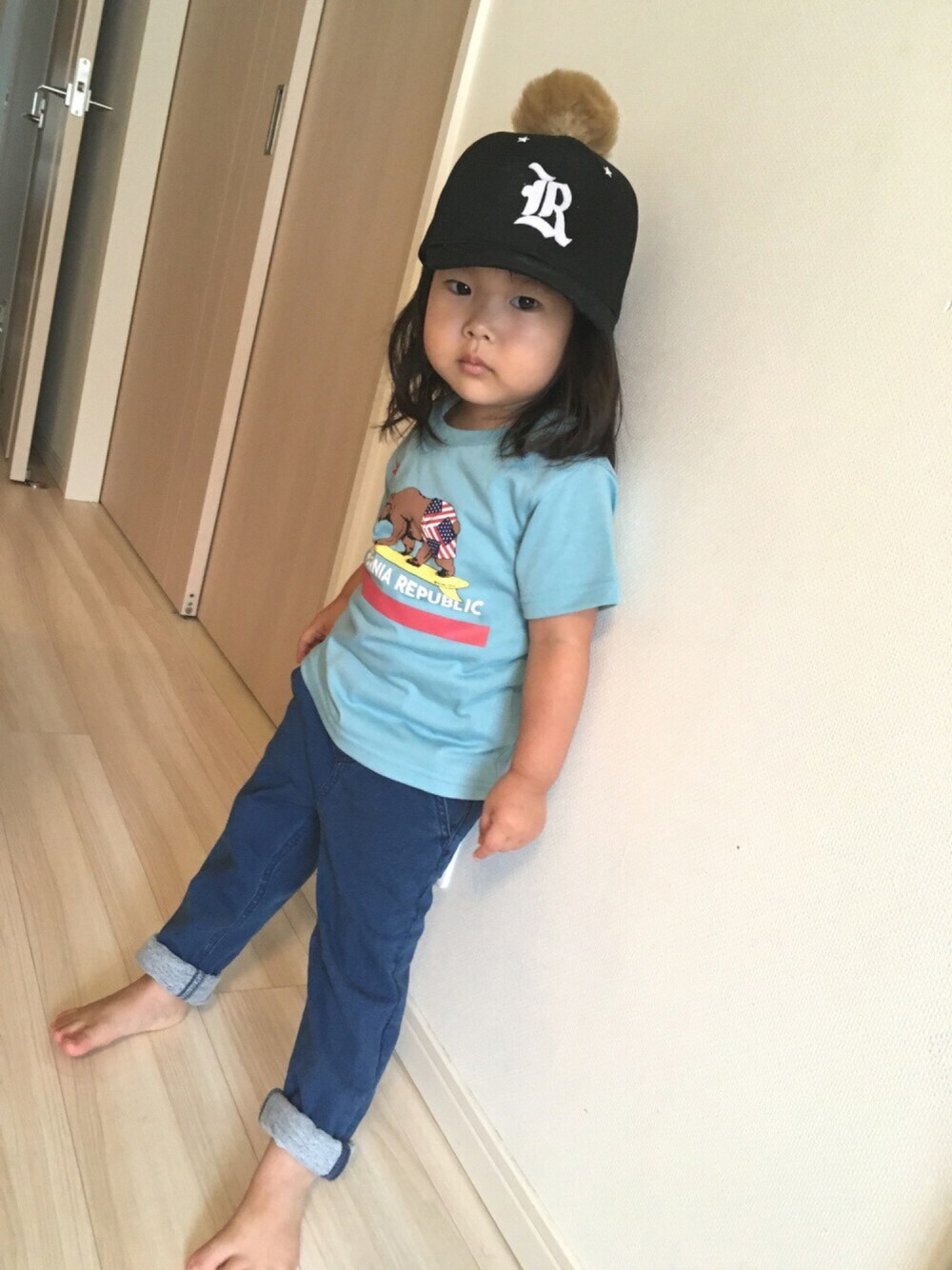 「ドラフトGAP、Tシャツ、カジュアル、ジョガーパンツ、おんなのこ、夏コーデ、キャップ、デニム」｜「RODEO CROWNS WIDE BOWLのキッズ SURF BEAR Tシャツ（Tシャツ/カットソー、ブルー系）」を使った、ちはるさん（キッズ・90cm）の夏コーディネートの1枚目の写真