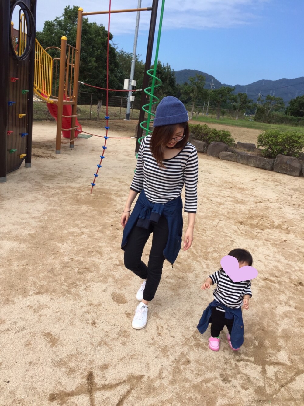 その他のTシャツ/カットソー、ブルー系のブルゾン、ブラック系のデニムパンツを着用したレディースの秋コーディネートの1枚目の写真
