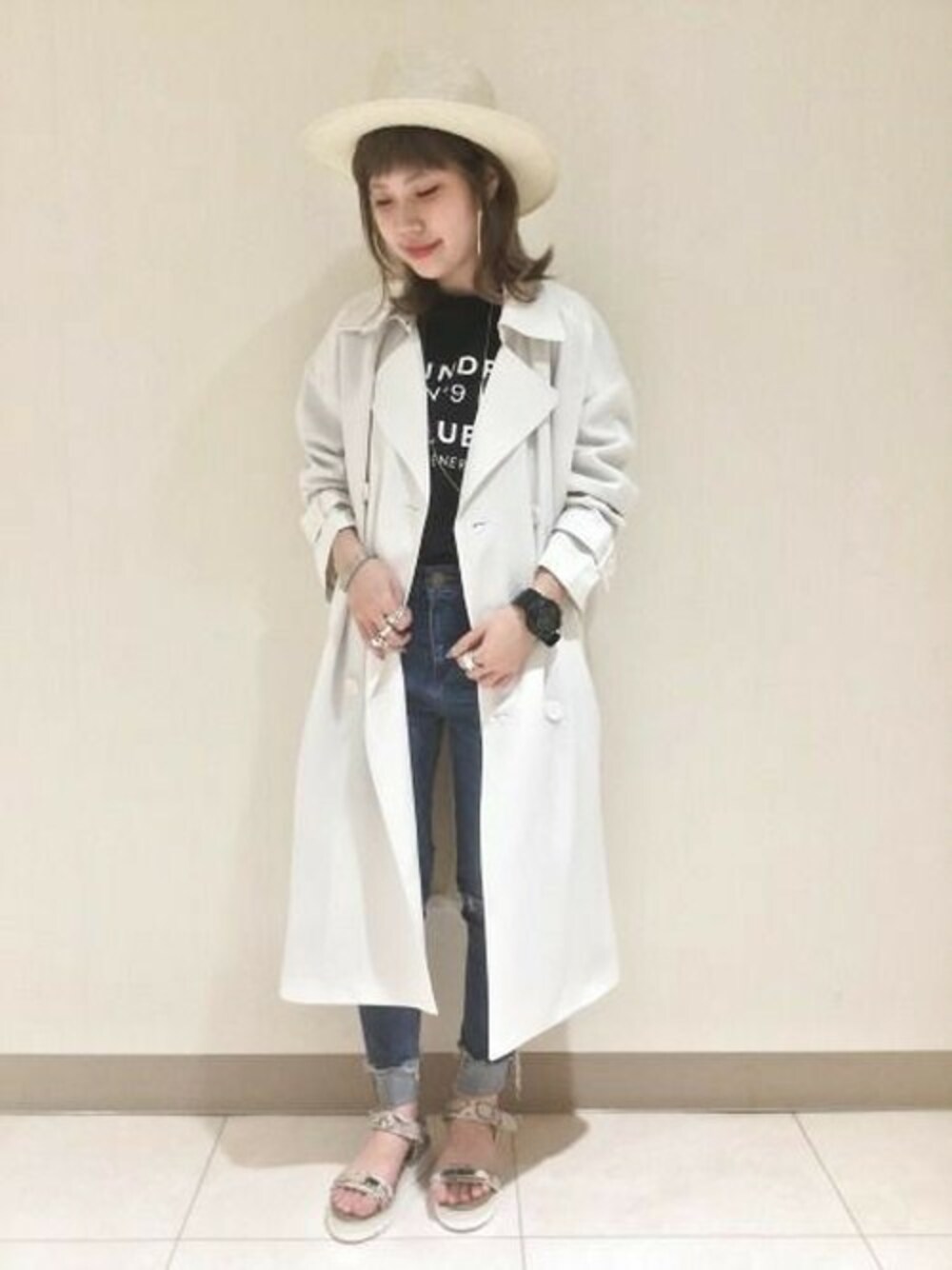「デニム、トレンチコート、JEANASiS、ハット、モノトーン、サンダル、きれいめカジュアル、プリントT、スキニーデニム、クラッシュデニム」｜「JEANASISのワイドベルトニュアンストレンチコート/714618（トレンチコート、ホワイト系）」を使った、jeanasisさん（レディース・152cm）の春コーディネートの1枚目の写真