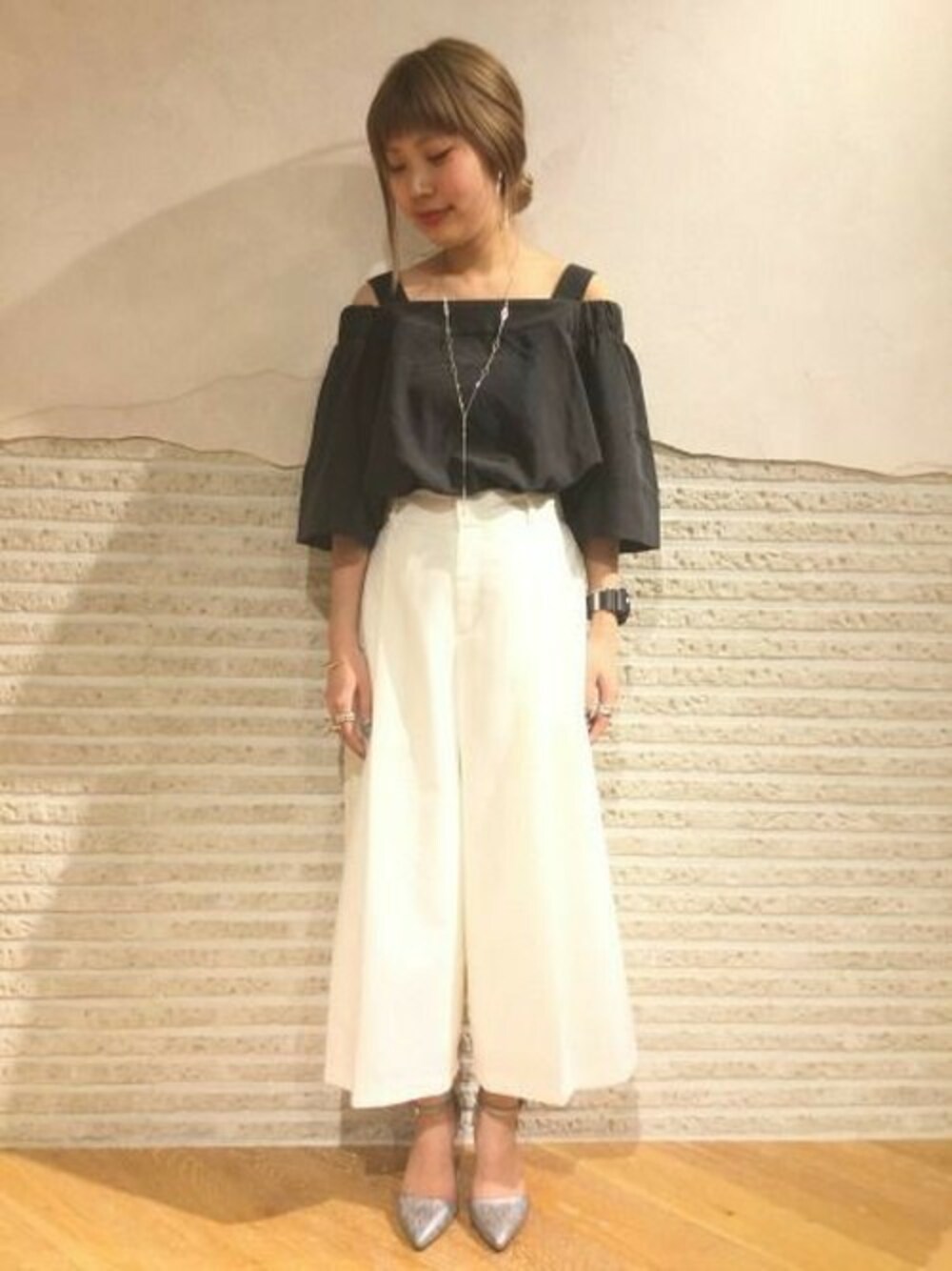 「パンツ、パンプス、トレンド、ジーナシス、ワイドパンツ、オフショルダー、春コーデ、夏コーデ、ガウチョ、スカンツ」｜「JEANASISのオフショルSS/719477（シャツ/ブラウス、ブラック系）」を使った、jeanasisさん（レディース・152cm）の春コーディネートの1枚目の写真