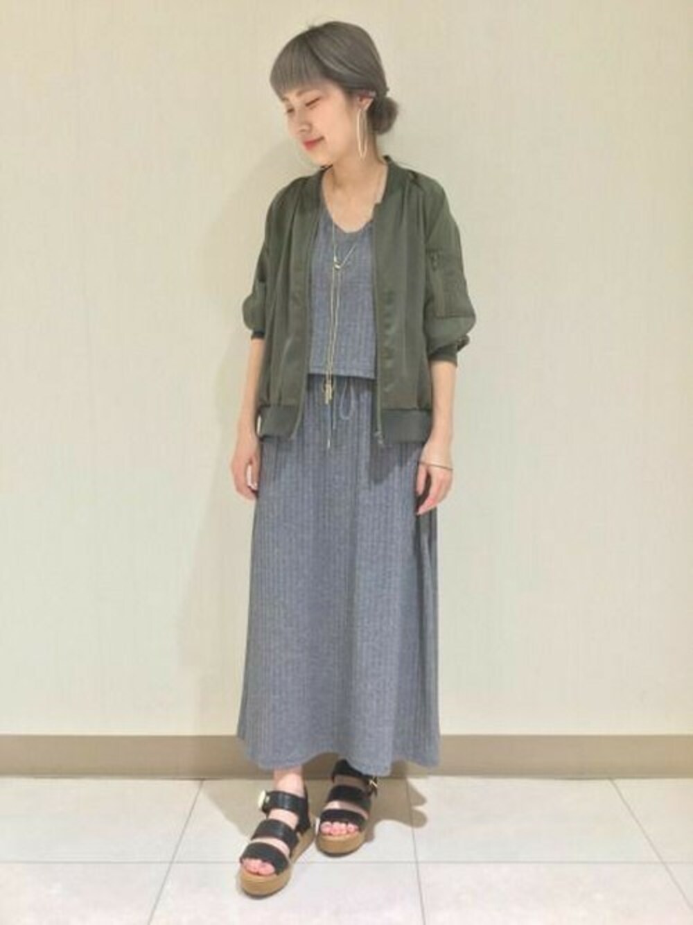 「ワンピース、トレンド、MA1、ジーナシス、サンダル、夏コーデ、セットアップ風、梅雨コーデ、リブワンピース、軽アウター」｜「JEANASISのワイドリブカサネノースリーブワンピース/719148 （ワンピース、グレー系）」を使った、jeanasisさん（レディース・152cm）の夏コーディネートの1枚目の写真