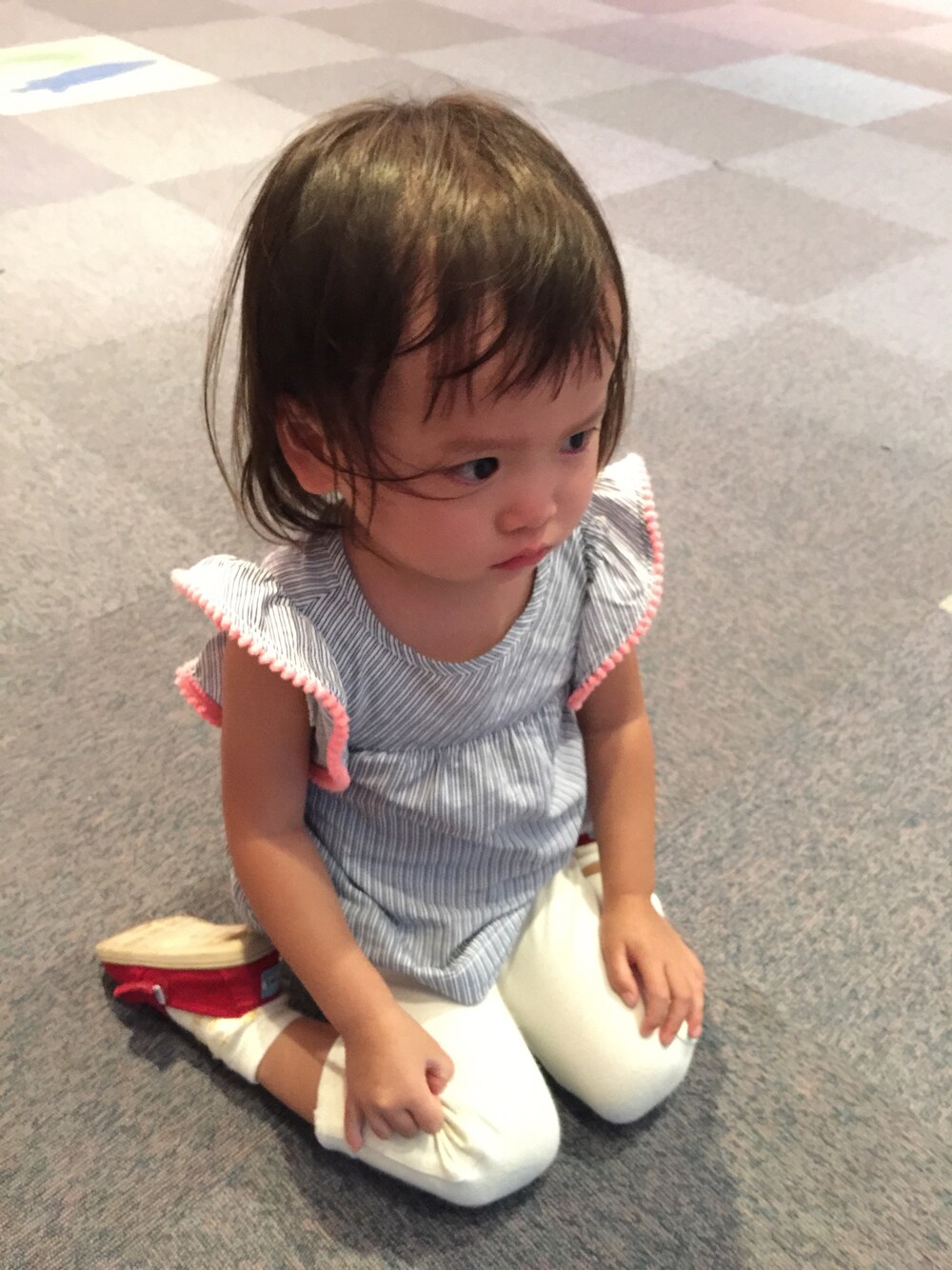「kids、2歳、娘、ジンベエサメ、水族館、ラブ＆ピース2015」｜「GAPのアイテム（Tシャツ/カットソー、ホワイト系）」を使った、yu--uuさん（キッズ・90cm）の秋コーディネートの1枚目の写真