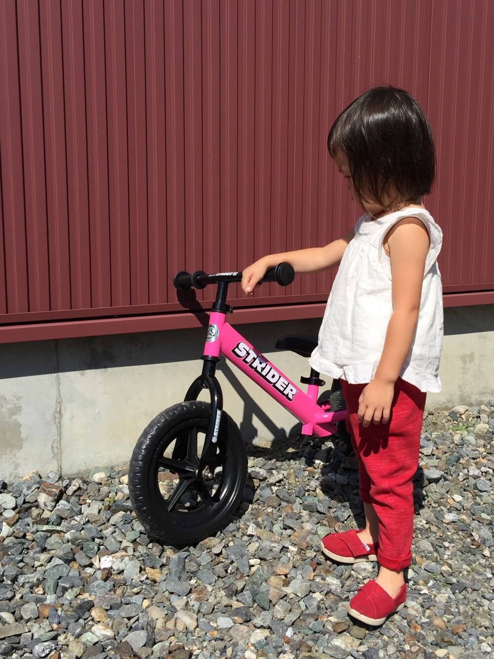 「ストライダー、娘、2歳、kids、ラブ＆ピース2015」｜「babyGAPのアイテム（シャツ/ブラウス、ホワイト系）」を使った、yu--uuさん（キッズ・90cm）の秋コーディネートの1枚目の写真