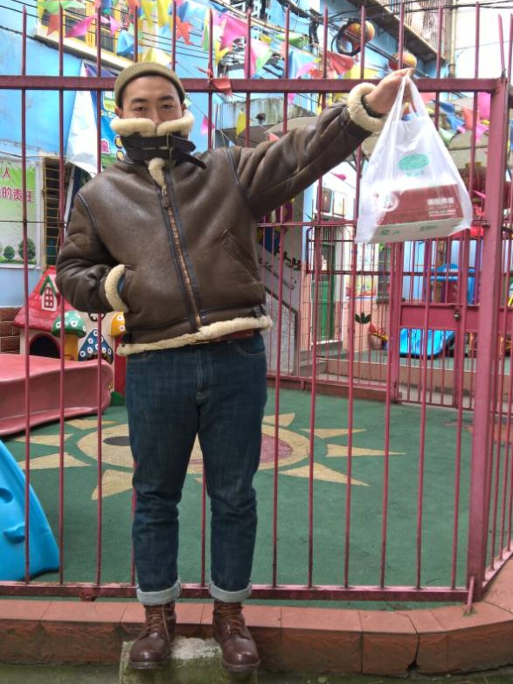 「AVIREXのAVIREX B-3 JACKET（ミリタリージャケット、ブラウン系）」を使った、发条Jさん（メンズ・178cm）の冬コーディネートの1枚目の写真