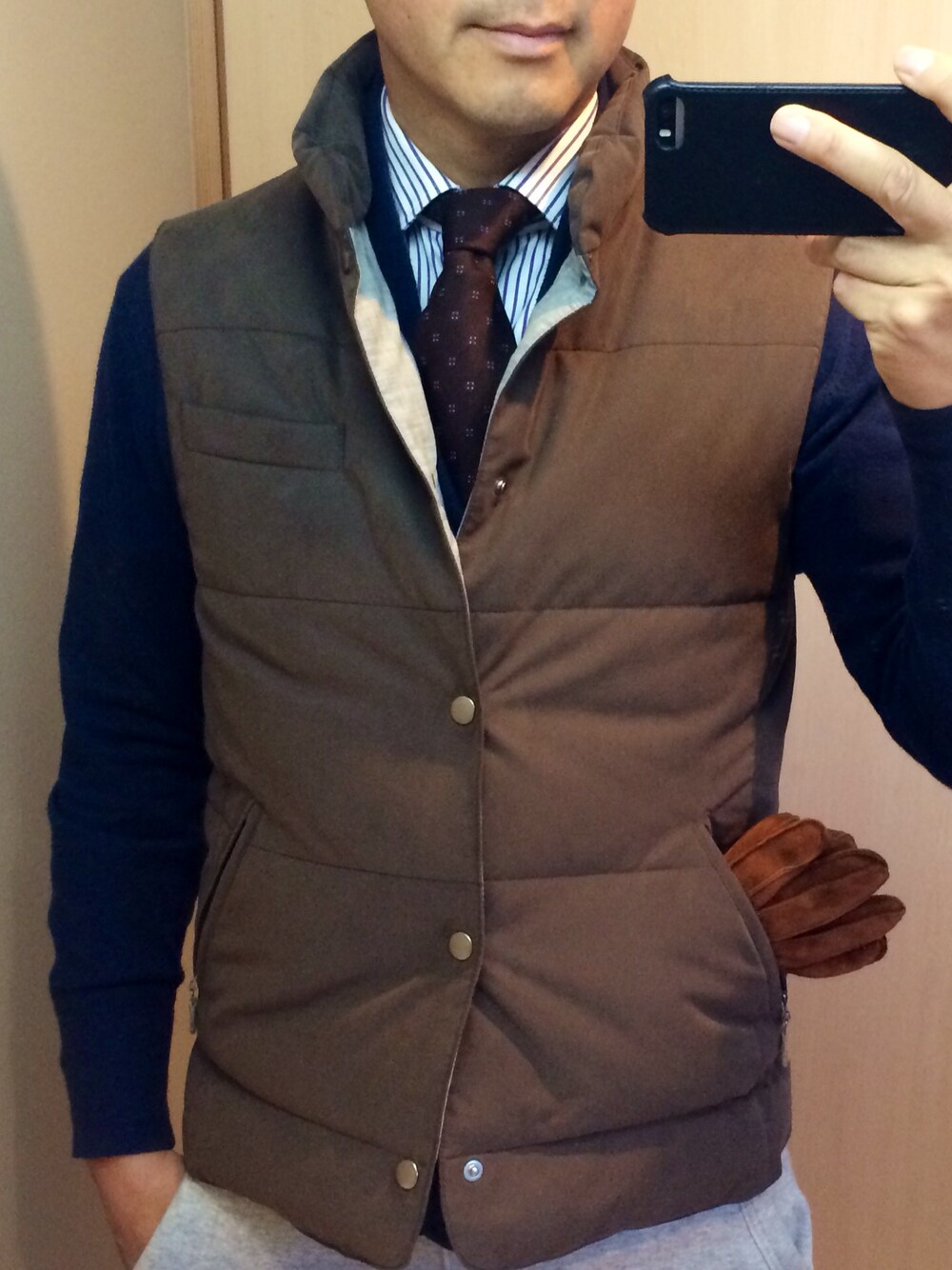 ブラウン系のライダースジャケットを着用したメンズの秋コーディネートの1枚目の写真