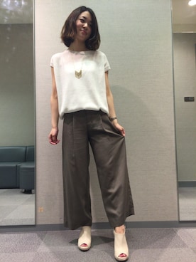 「カーキ×ホワイト」｜「アイテム（サンダル）」を使った、22 OCTOBRE Staffさん（レディース・160cm）の夏コーディネート