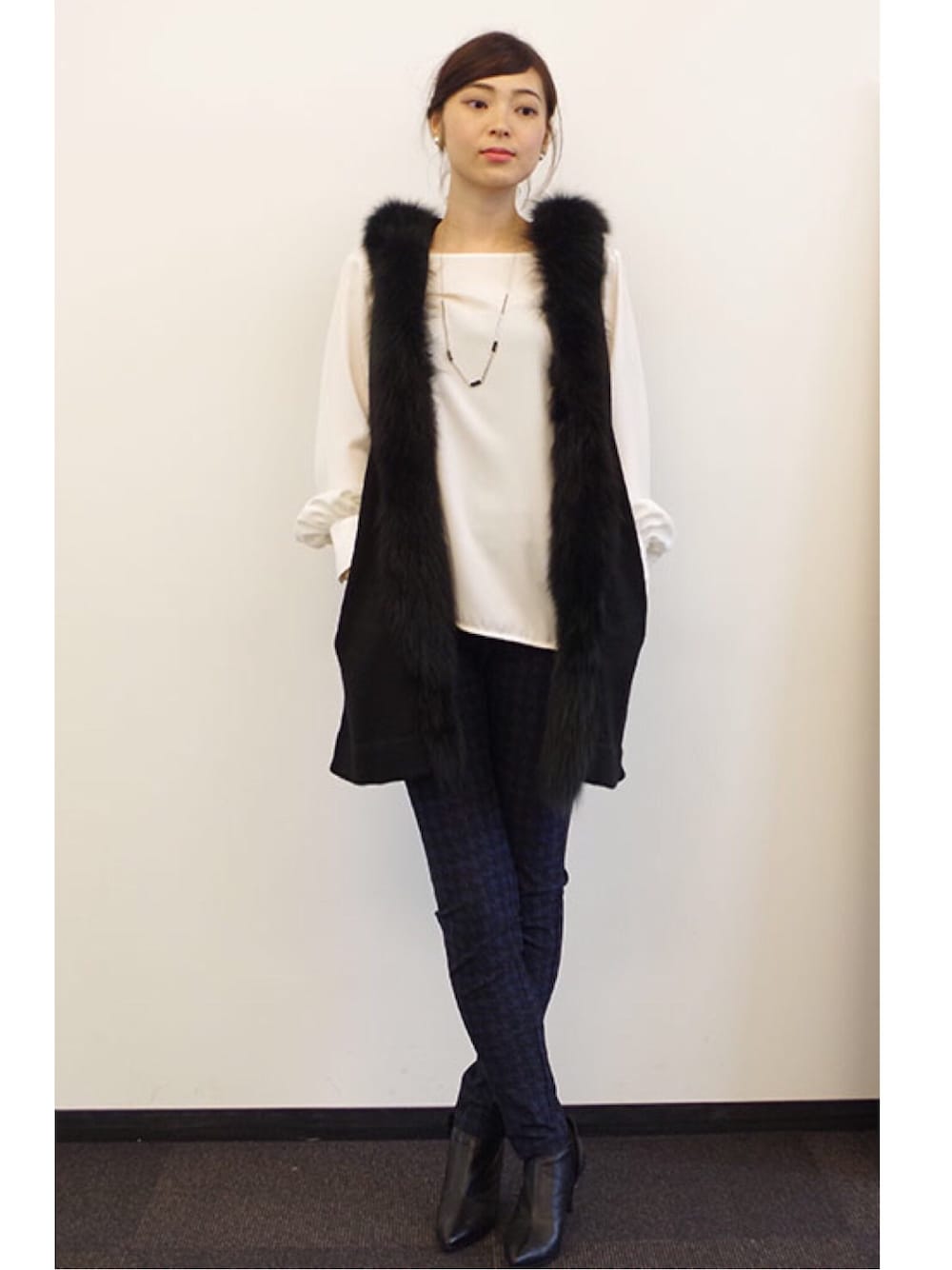 「22OCTOBRE、22オクトーブル、大人コーデ、細長コーデ、ファーベスト、スキニーパンツ、千鳥柄、outfit、モノトーン、カジュアルコーデ」｜「22 OCTOBREのファーベスト（ベスト、ブラック系）」を使った、22 OCTOBRE Staffさん（レディース・158cm）の秋コーディネートの1枚目の写真