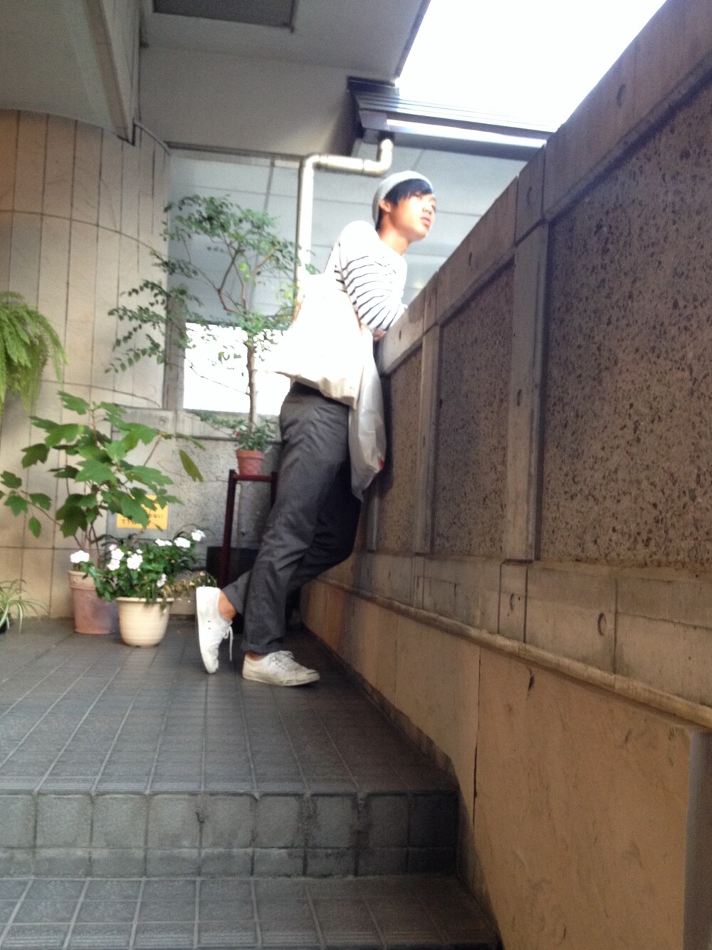 「フレンチスタイル、jack purcell、BEN DAVIS」｜「SAINT JAMESのアイテム（Tシャツ/カットソー、ブルー系）」を使った、misaさん（メンズ・185cm）の秋コーディネートの1枚目の写真