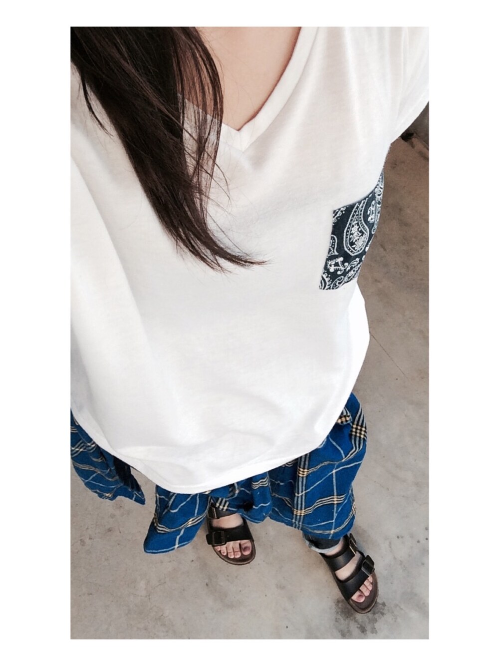 「白Tシャツ、チェックシャツ、白、青、腰巻きスタイル、腰巻きシャツ、腰巻きコーデ」｜「Availのアイテム（Tシャツ/カットソー、ホワイト系）」を使った、youさん（レディース・153cm）の秋コーディネートの1枚目の写真