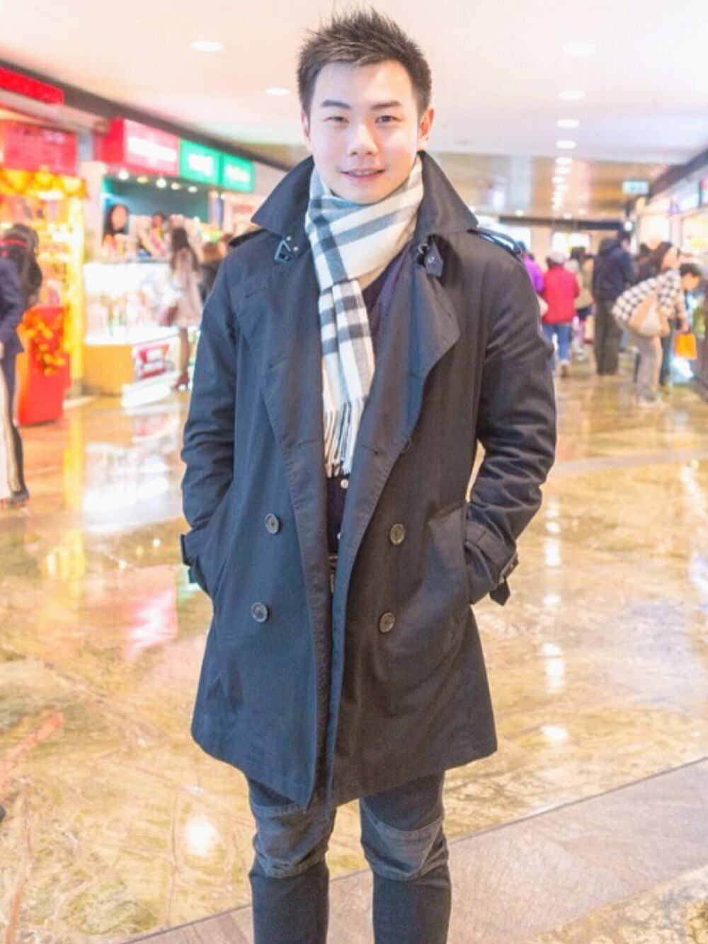 「Burberry Londonのアイテム（マフラー、ホワイト系）」を使った、Kyleさん（メンズ・167cm）の冬コーディネートの1枚目の写真