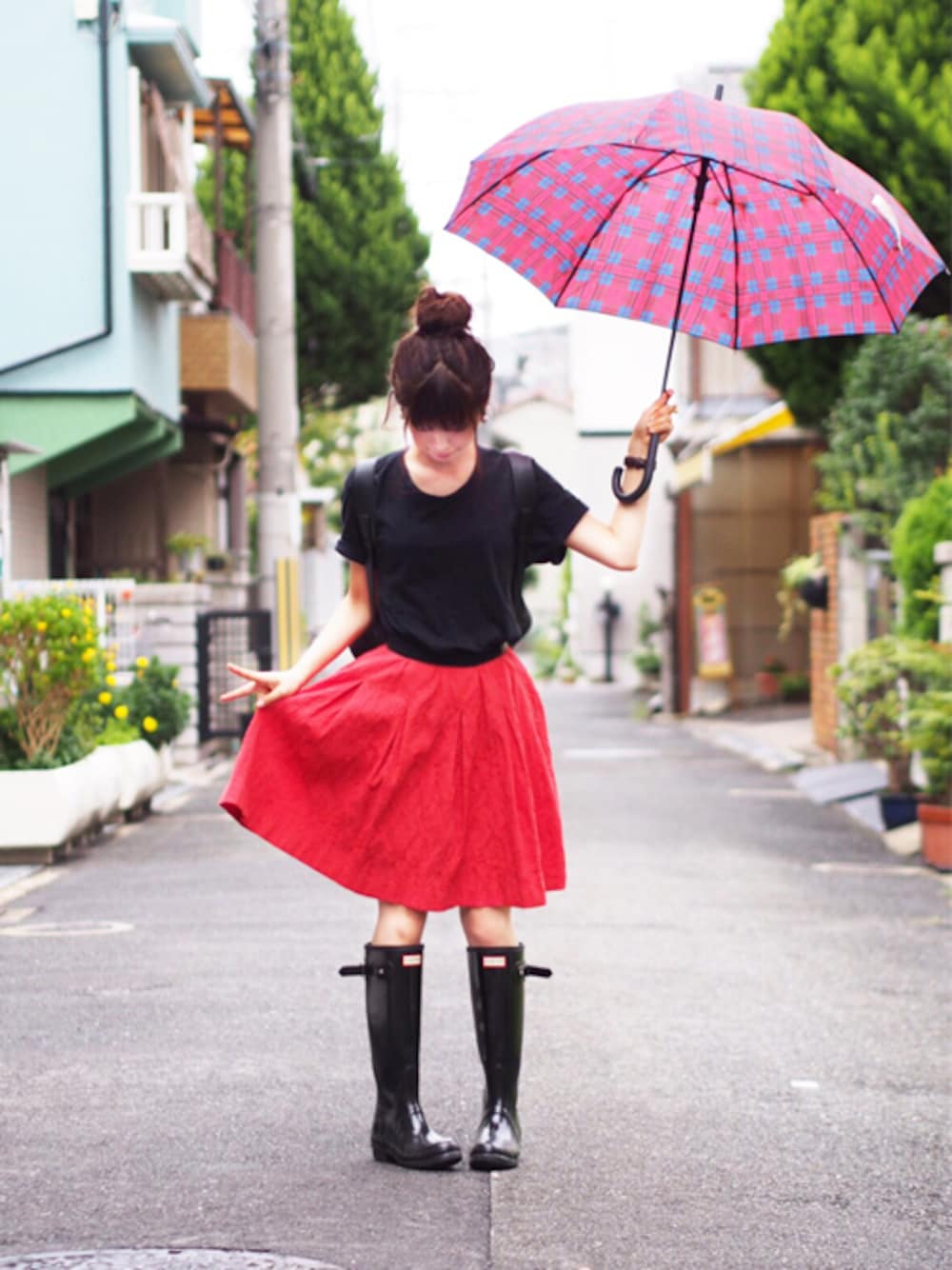 「レインブーツ、長靴、お団子ヘアー、赤×青、赤いスカート、雨の日コーデ、黒Tシャツ、お気に入りの傘、アダルトおカワたん部、ラブ＆ピース2016」｜「Dankeのアイテム（その他小物、レッド系）」を使った、もずくちゃんさん（レディース・160cm）の秋コーディネートの1枚目の写真