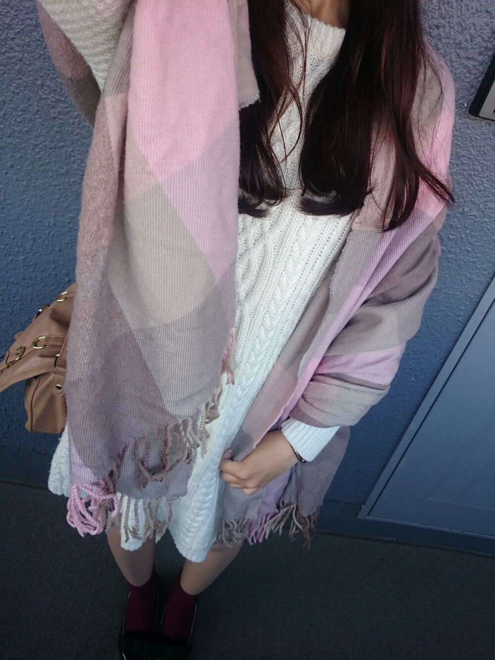 ホワイト系のワンピース/ドレス、ピンク系のマフラー、レッド系のソックス/靴下を着用したレディースの秋コーディネートの1枚目の写真