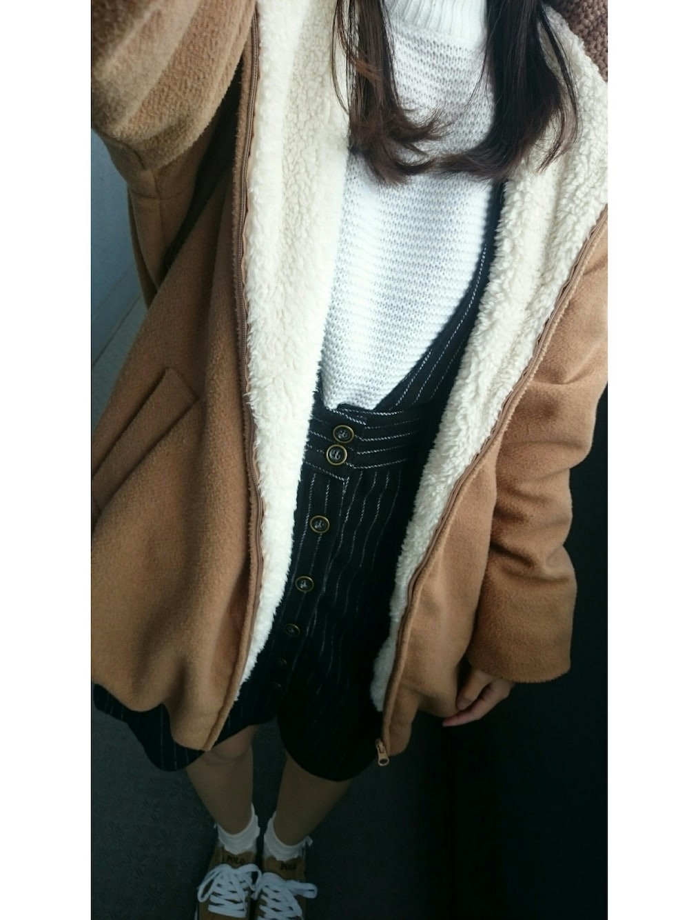 ホワイト系のニット/セーター、ベージュ系のジャケット/アウター、ベージュ系のスニーカーを着用したレディースの冬コーディネートの1枚目の写真