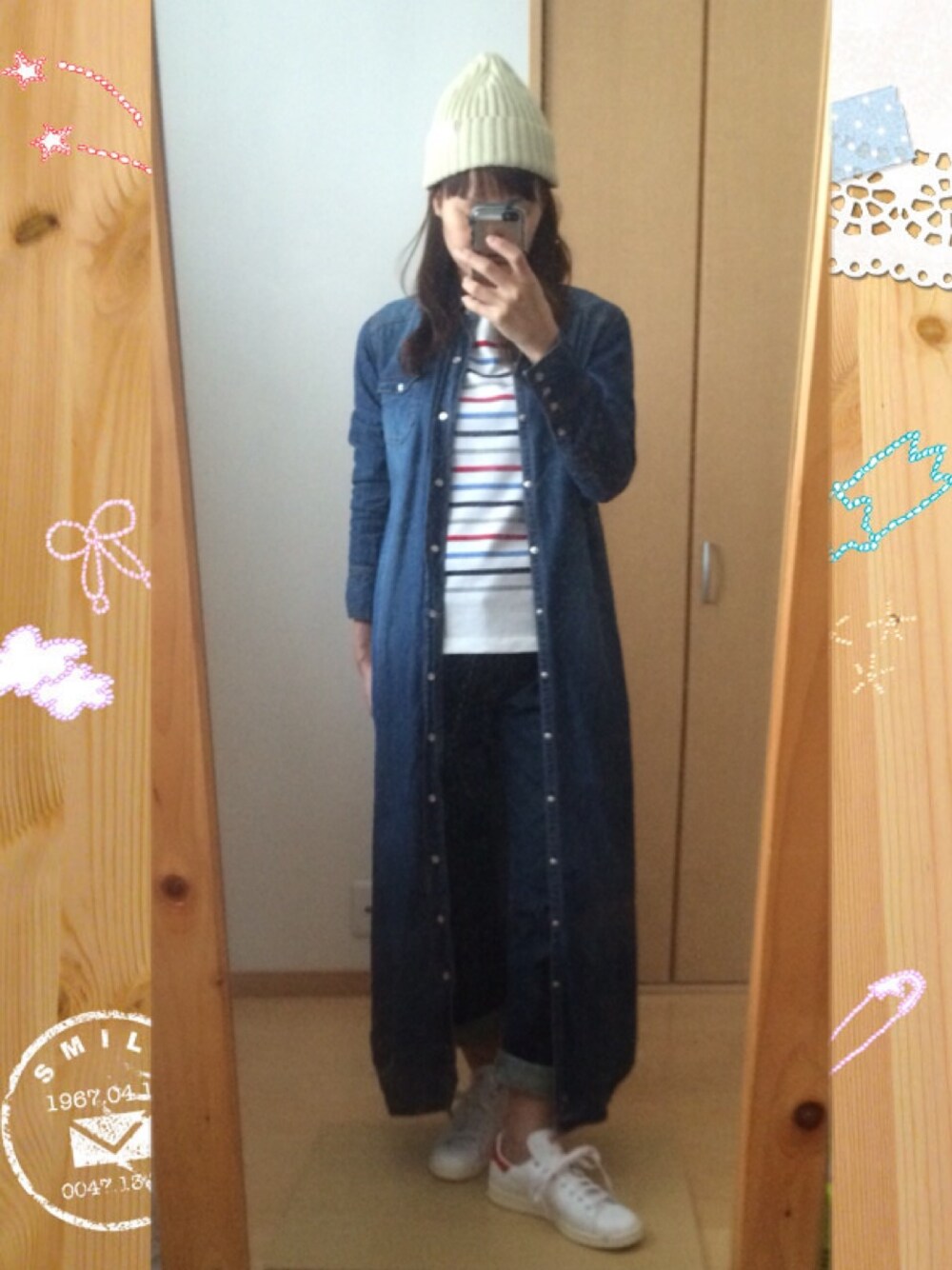 「白いスニーカー、デニムオンデニム、ボーダートップス、ニットキャップ、adidas、EVISU」｜「古着のアイテム（ワンピース、ブルー系）」を使った、まおママさん（レディース・162cm）の春コーディネートの1枚目の写真