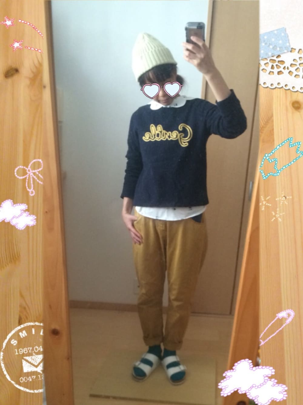 「靴下 × サンダル、イエロー、ニットキャップ、スエット×シャツ」｜「BIRKENSTOCKのアイテム（サンダル、ホワイト系）」を使った、まおママさん（レディース・162cm）の春コーディネートの1枚目の写真