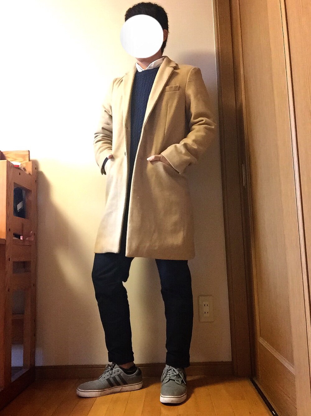 「SPINNSのアイテム（チェスターコート、ゴールド系）」を使った、けーさん（メンズ・169cm）の冬コーディネートの1枚目の写真