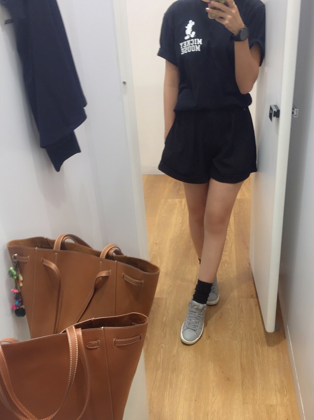 「UNIQLOのアイテム（Tシャツ/カットソー、ブラック系）」を使った、AleVivさん（レディース・163cm）の秋コーディネートの1枚目の写真
