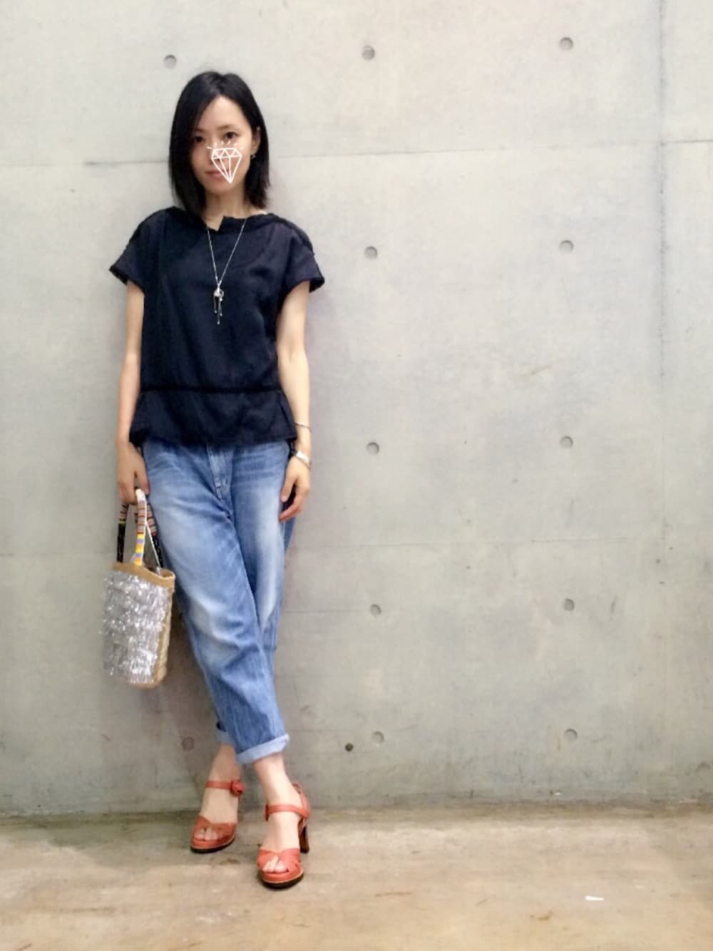 ピンク系のサンダル、ブルー系のデニムパンツ、シルバー系のかごバッグを着用したレディースの夏コーディネートの1枚目の写真