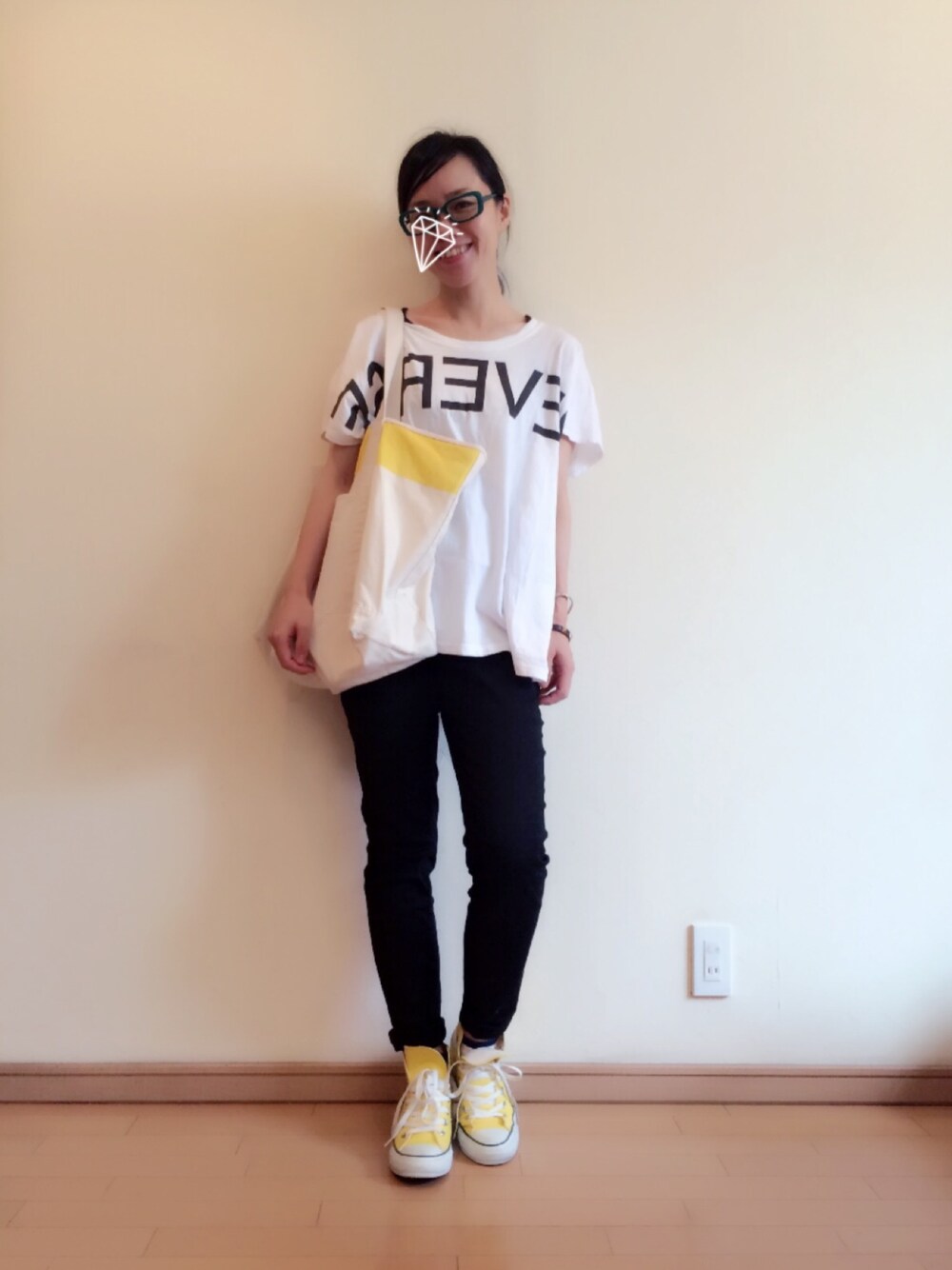 イエロー系のスニーカー、ブラック系のその他パンツ、ホワイト系のTシャツ/カットソーを着用したレディースの夏コーディネートの1枚目の写真