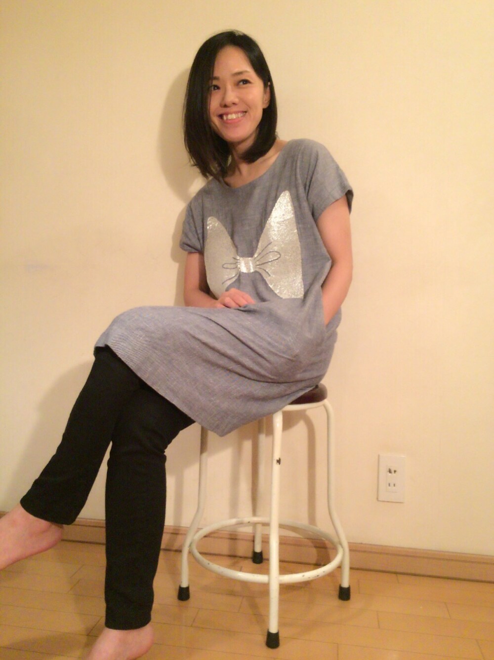 ブラック系のその他パンツ、グレー系のワンピースを着用したレディースの秋コーディネートの1枚目の写真
