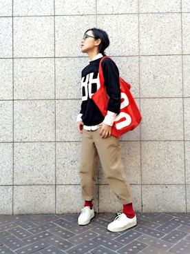 ソックス 靴下 レッド系 を使った ベージュパンツ のレディース人気ファッションコーディネート Wear