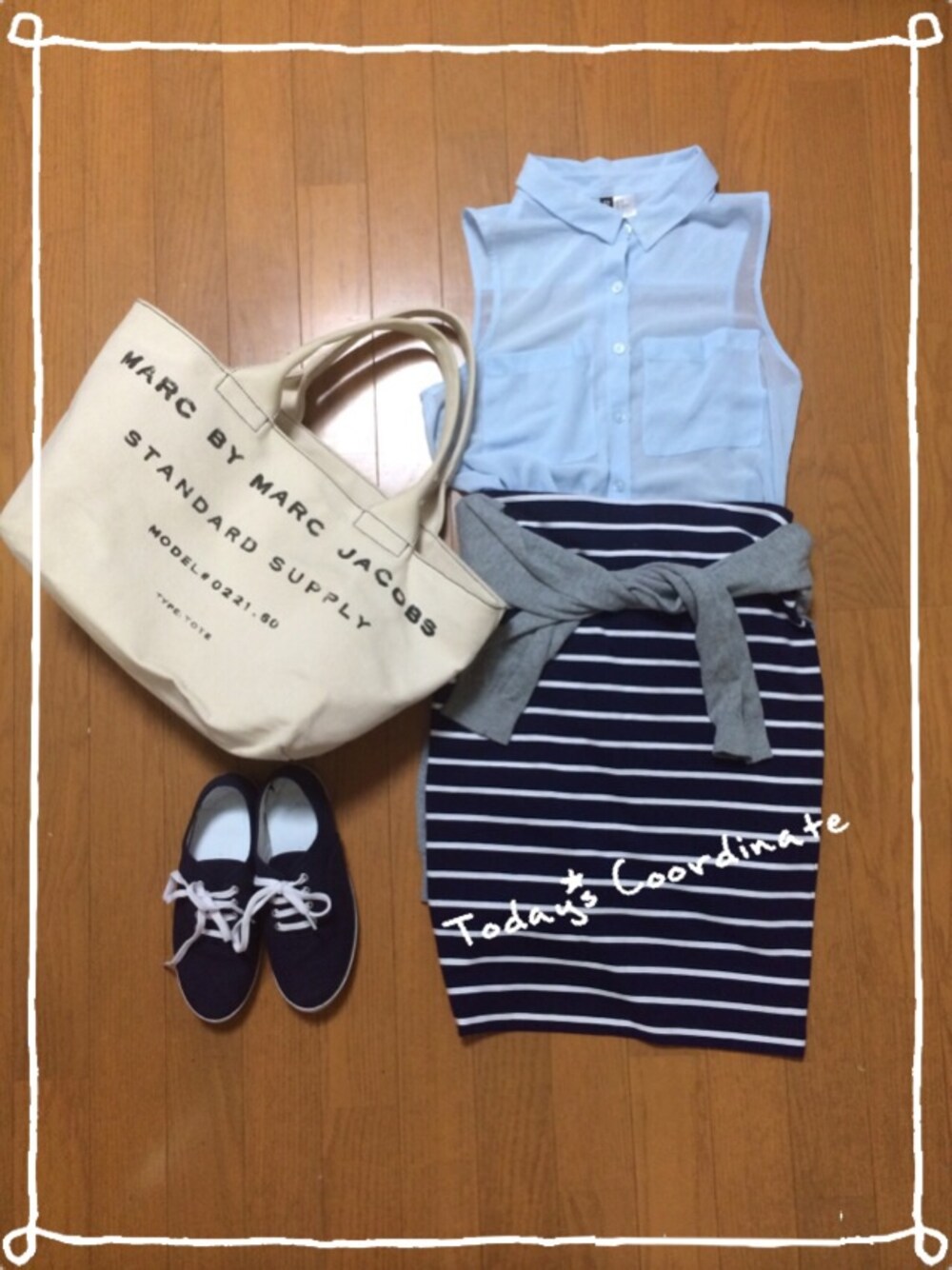 ホワイト系のトートバッグを着用したレディースの夏コーディネートの1枚目の写真