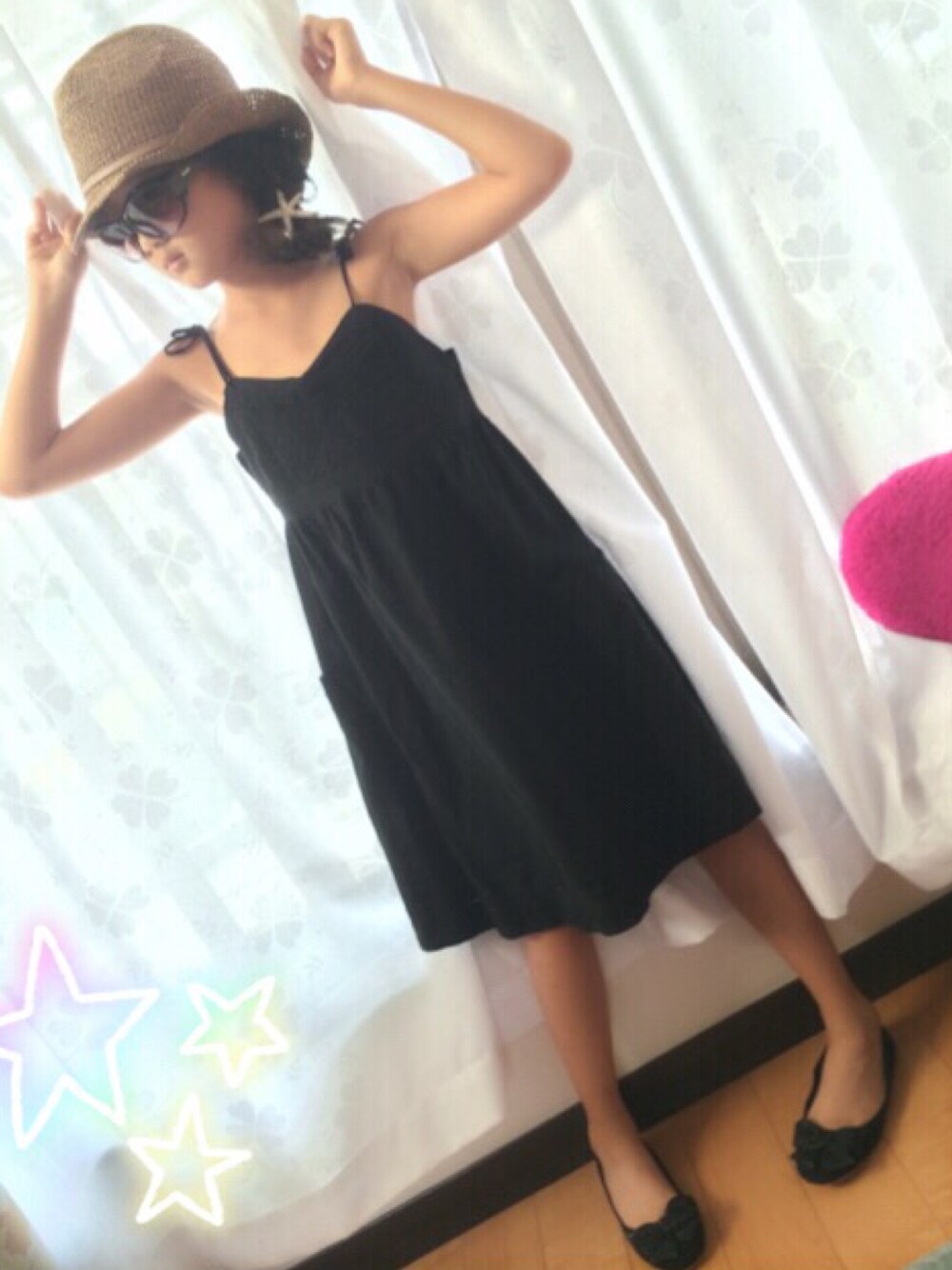 ブラック系のワンピース、ブラック系のパンプス、シルバー系のヘアゴムを着用したキッズの夏コーディネートの1枚目の写真