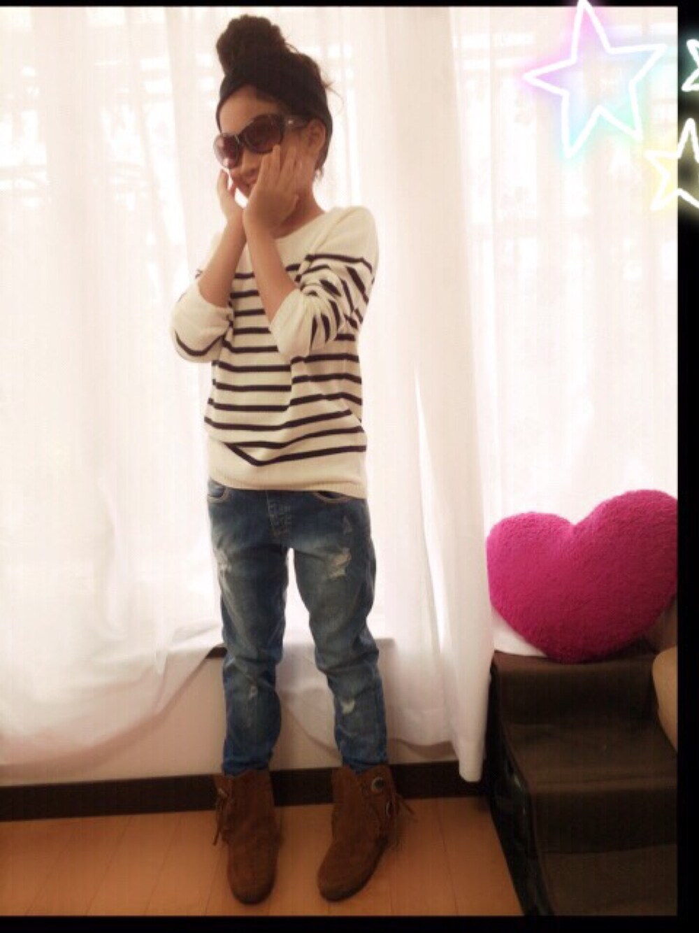 ホワイト系のTシャツ/カットソー、ブルー系のデニムパンツ、ブラウン系のブーツを着用したキッズの秋コーディネートの1枚目の写真