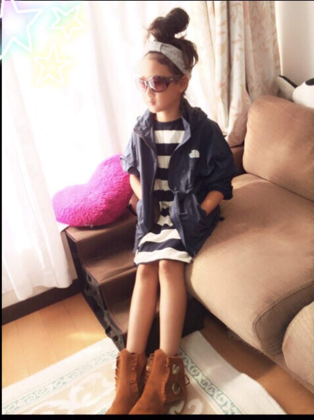 ブラウン系のブーツ、ブルー系のマウンテンパーカー、ブルー系のワンピースを着用したキッズの秋コーディネートの1枚目の写真