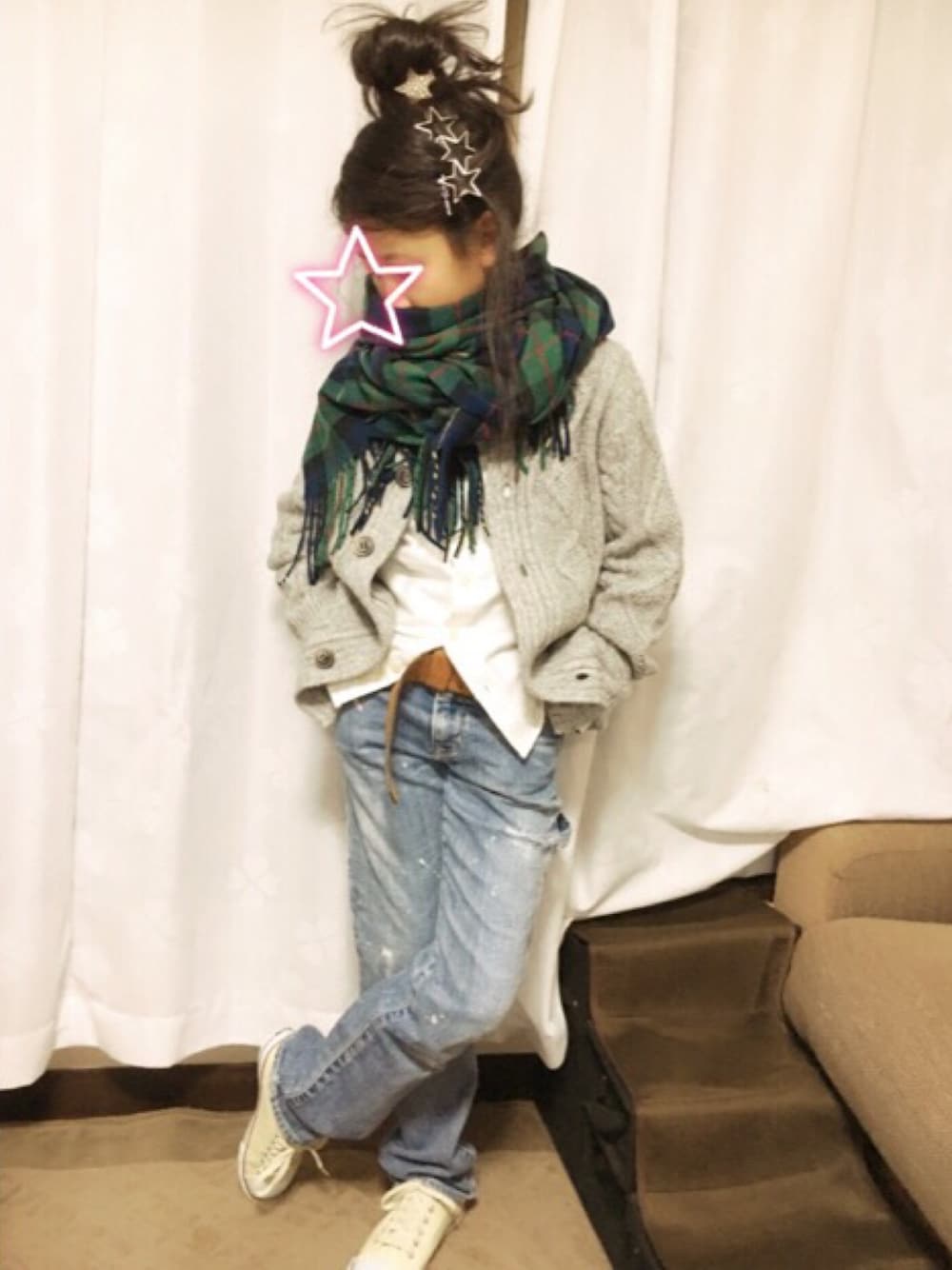 グレー系のカーディガン/ボレロ、ブルー系のデニムパンツ、ホワイト系のスニーカーを着用したキッズの冬コーディネートの1枚目の写真