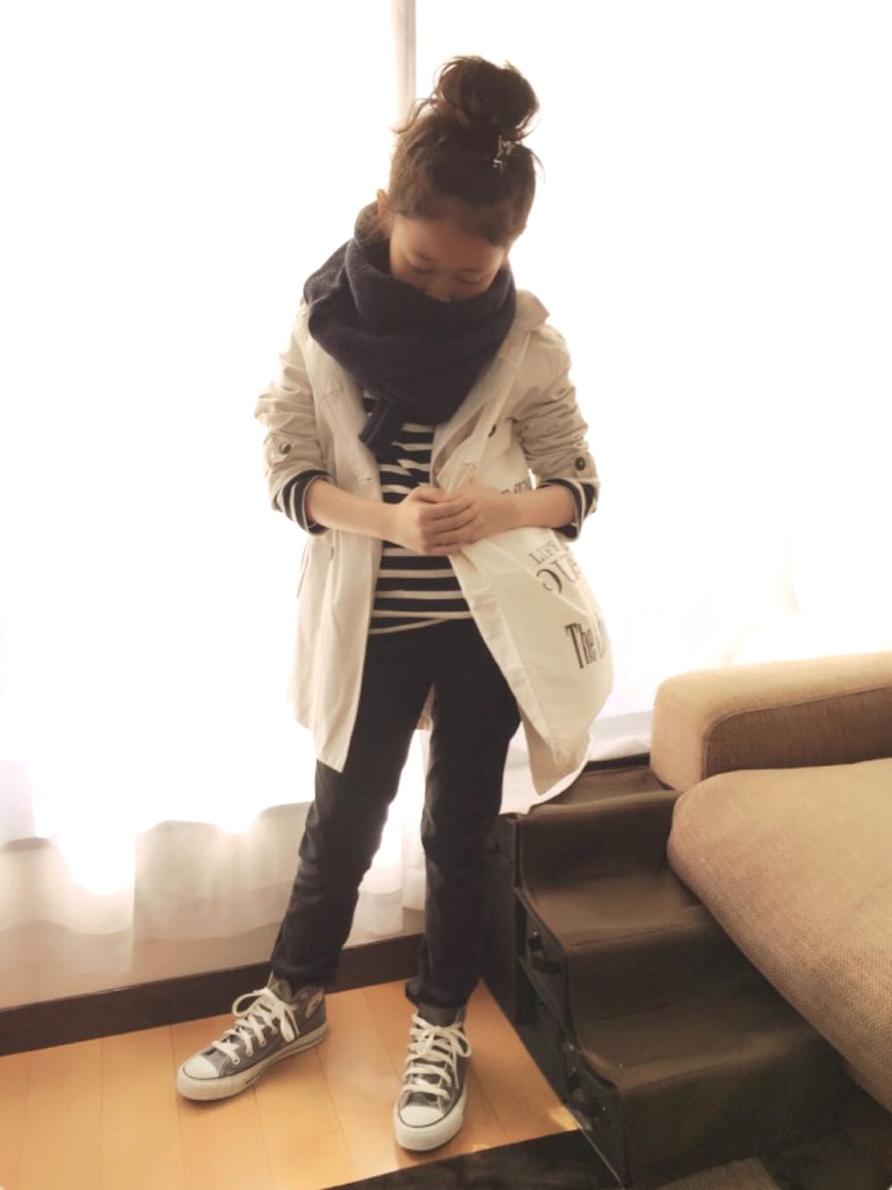 グレー系のスニーカー、ブラック系のTシャツ/カットソー、ベージュ系のトレンチコートを着用したキッズの冬コーディネートの1枚目の写真