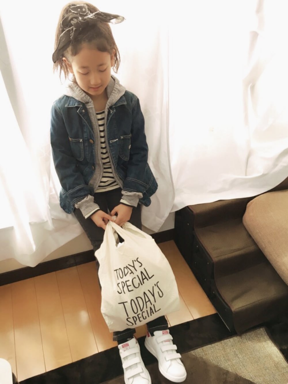 ブルー系のカバーオール、グレー系のパーカー、ホワイト系のTシャツ/カットソーを着用したキッズの春コーディネートの1枚目の写真