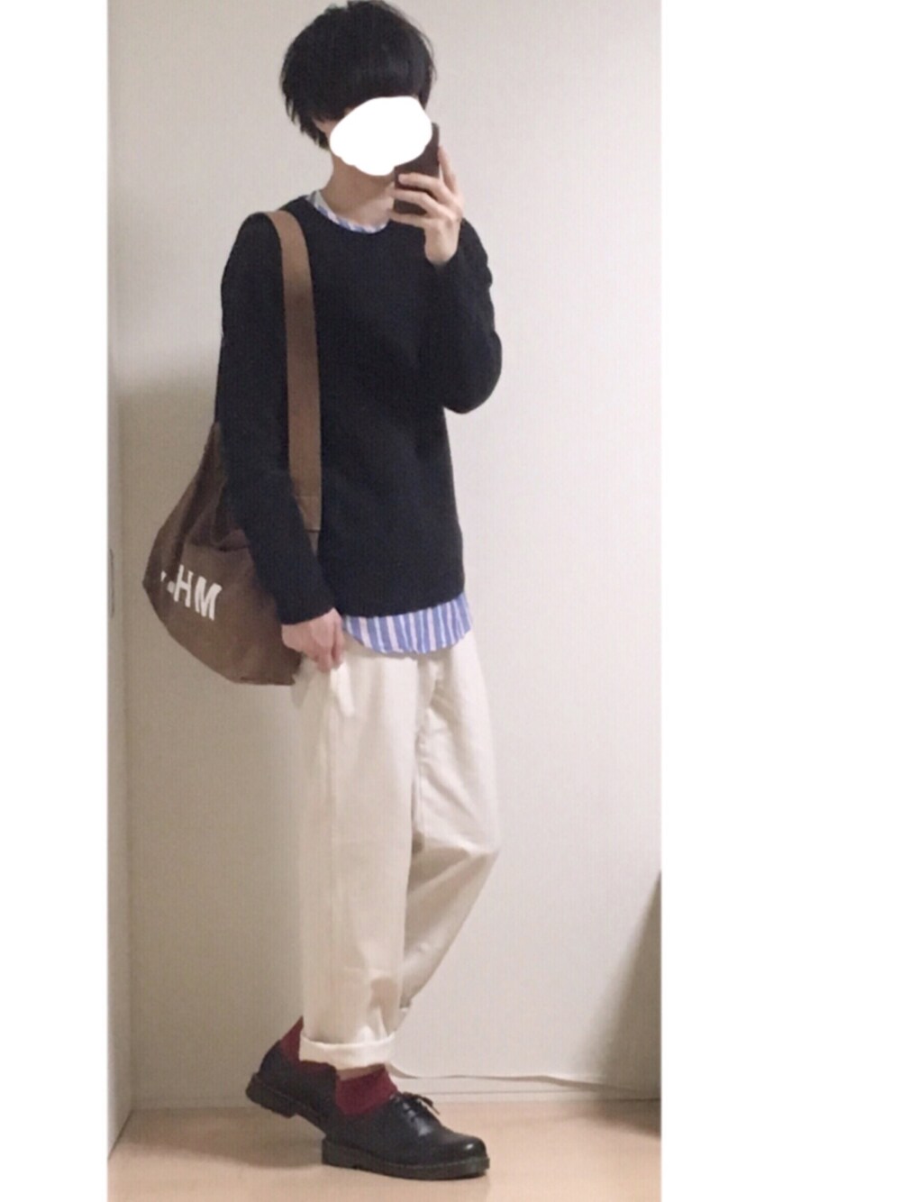 「ニット、ノーカラーシャツ、ロングシャツ、白パンツ、ワイドパンツ、赤い靴下、ゆるコーデ、MHL.」｜「UNIQLOのアイテム（スウェット、ブラック系）」を使った、とっしーさん（メンズ・184cm）の冬コーディネートの1枚目の写真
