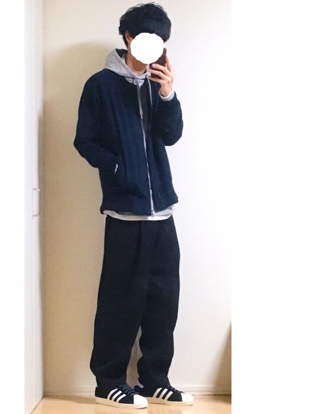 「ゆるコーデ、ダークグリーン、黒、ノーカラーブルゾン、パーカー、ワイドパンツ、スーパースター、ラフ、休日スタイル」｜「TROVEのPOROMIES BLOUSON ( NEW TEX )（ブルゾン、グリーン系）」を使った、とっしーさん（メンズ・184cm）の冬コーディネートの1枚目の写真