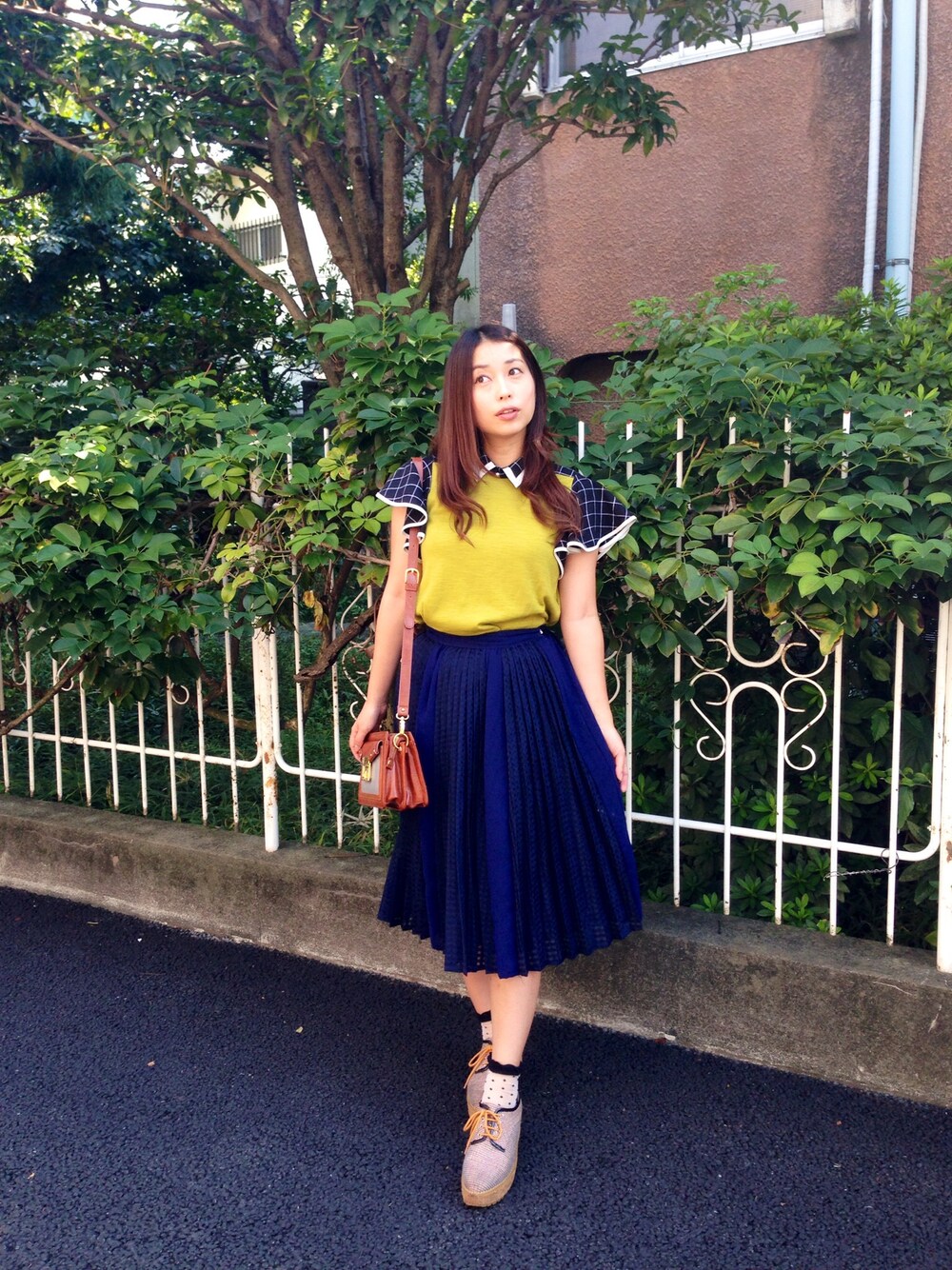 「2% TOKYOのフレアチェックスリーブトップス（Tシャツ/カットソー、イエロー系）」を使った、美甘子さん（レディース・160cm）の秋コーディネートの1枚目の写真