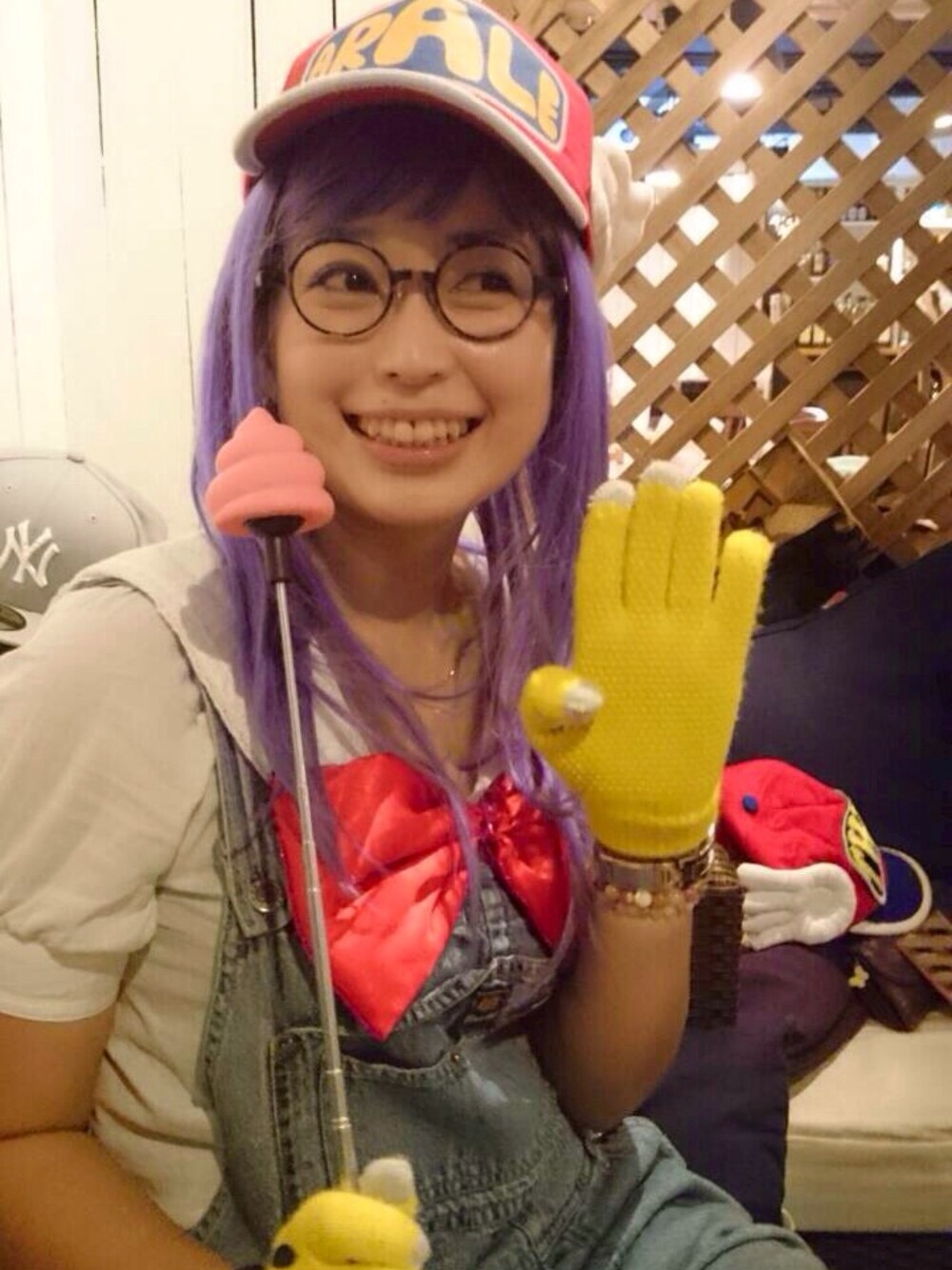 「ハロウィン、ハロウィンパーティー、ハロウィン 仮装、アラレちゃん、アラレちゃんめがね、んちゃ！、ほよよ〜、ばいちゃ！」｜「ROUTE66のアイテム（サロペット/オーバーオール、ブルー系）」を使った、美甘子さん（レディース・160cm）の秋コーディネートの1枚目の写真