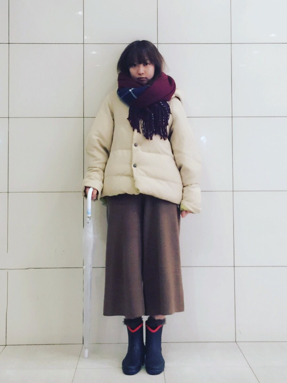 「雨の日コーデ、ダウン、45R、ニットガウチョ、AIGLE、レインブーツ、マフラーぐるぐる」｜「LOIS CRAYONのアイテム（マフラー、レッド系）」を使った、うららさん（レディース・156cm）の春コーディネートの1枚目の写真
