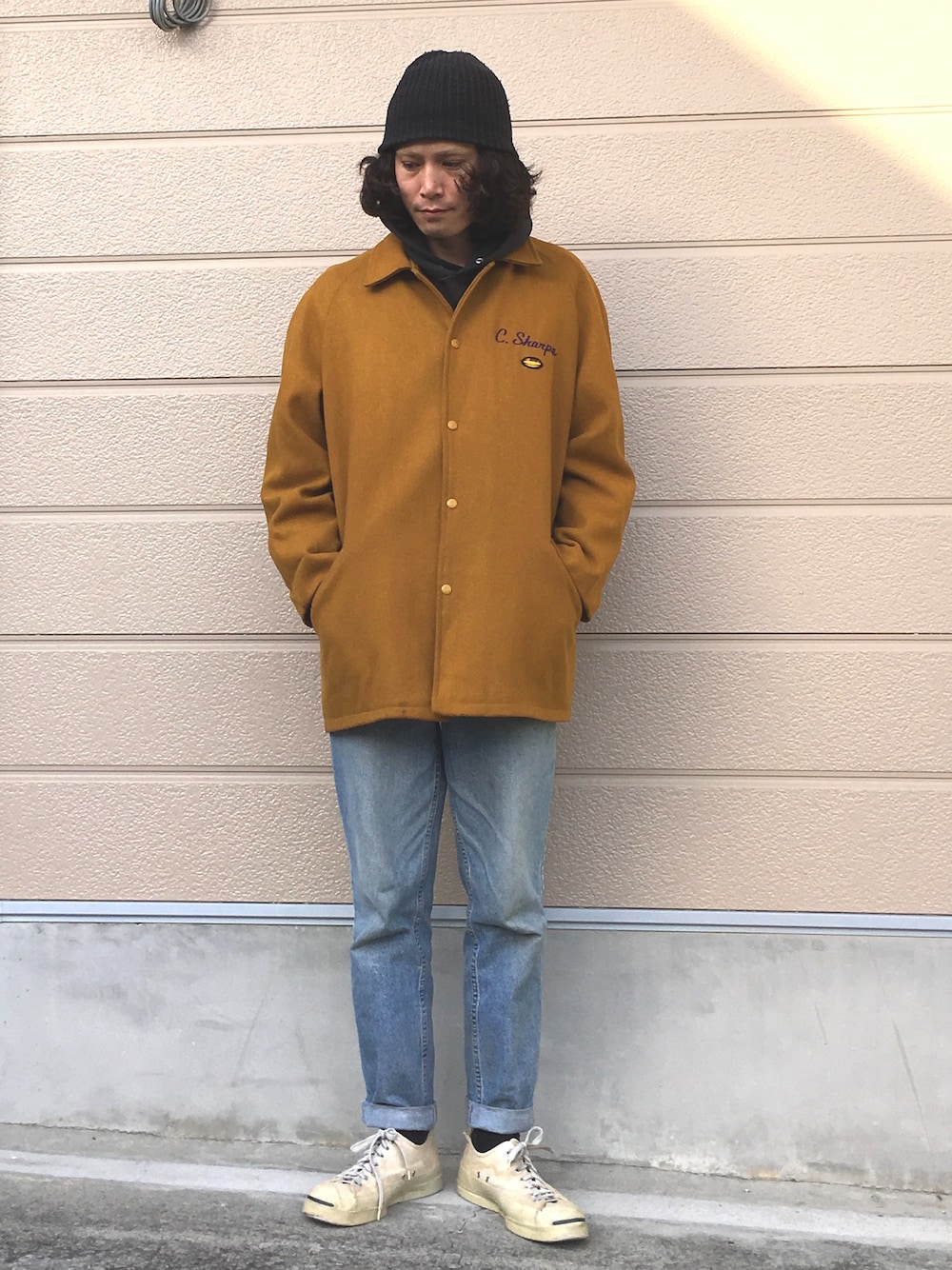 「古着、スタジャン、デニム、ジャックパーセル、ビンテージ」｜「古着のアイテム（スタジャン、ゴールド系）」を使った、KOさん（メンズ・175cm）の春コーディネートの1枚目の写真