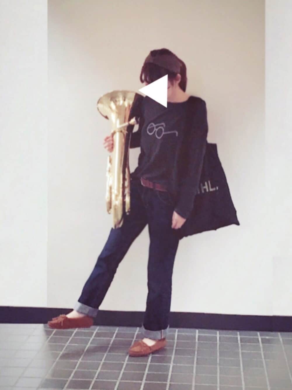 ブラック系のTシャツ/カットソー、ブルー系のデニムパンツ、ブラウン系のモカシン/デッキシューズを着用したレディースの秋コーディネートの1枚目の写真