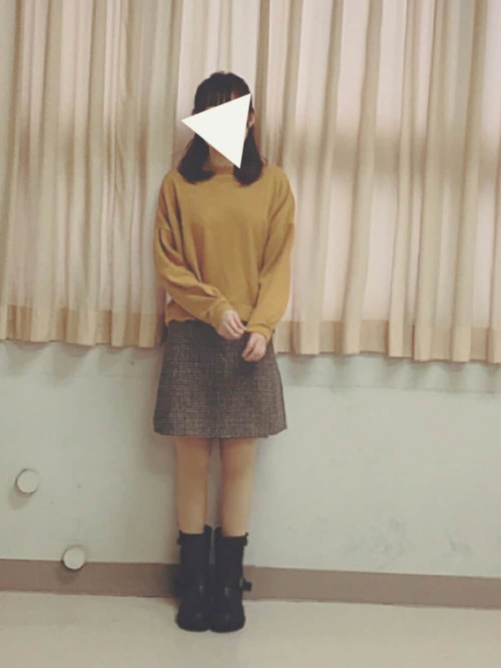 イエロー系のTシャツ/カットソー、ブラウン系のスカート、ブラック系のブーツを着用したレディースの秋コーディネートの1枚目の写真