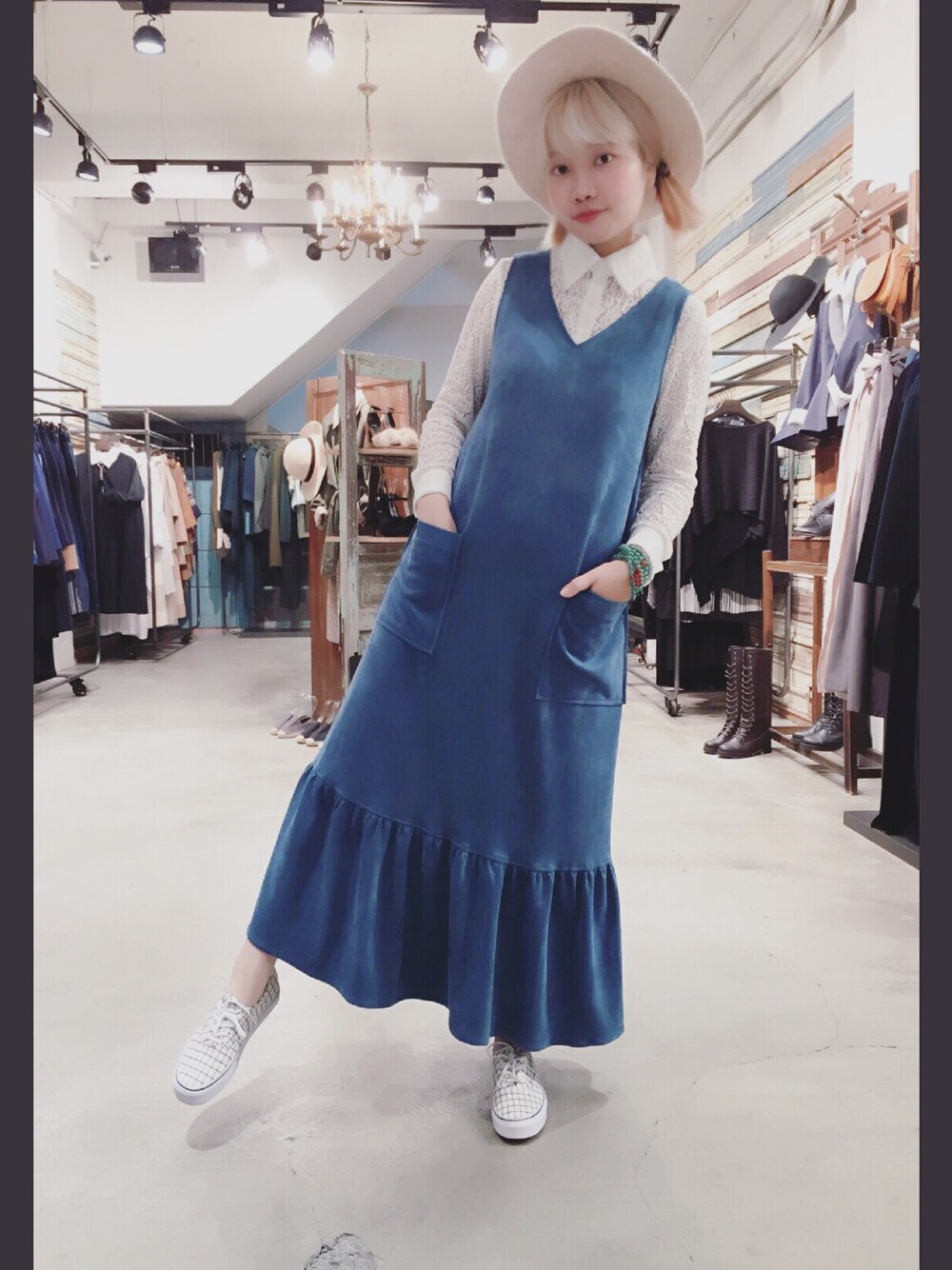 「Marjorie、girls、dress、blue、white、VANS」｜「Marjorieのアイテム（帽子、ホワイト系）」を使った、Yuyuさん（レディース・158cm）の春コーディネートの1枚目の写真