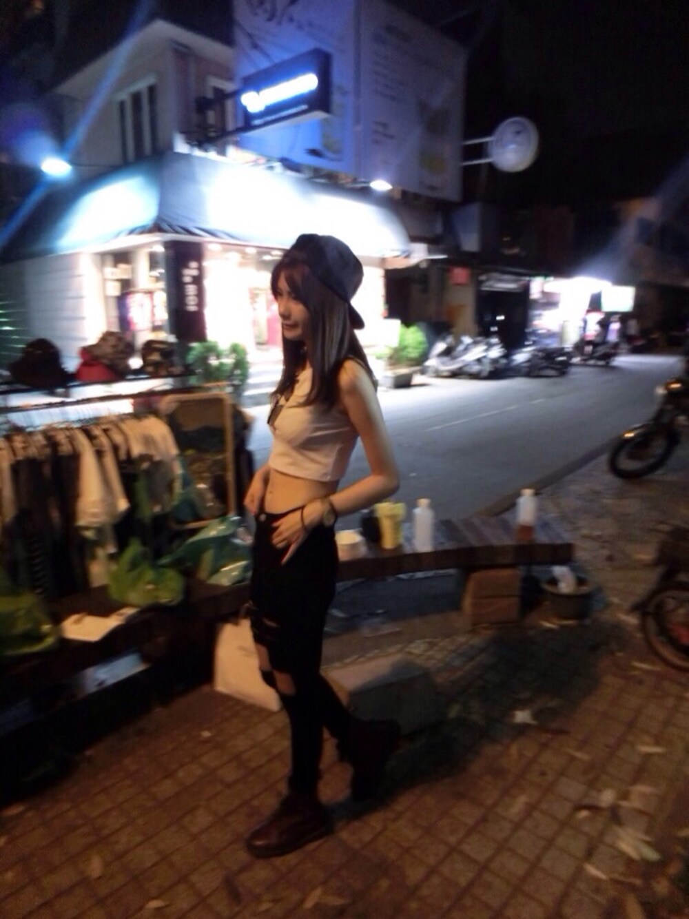「Dr.Martens、Lulus、hat」｜「Dr. Martensのアイテム（ブーツ、レッド系）」を使った、Hsuanさん（レディース・162cm）の秋コーディネートの1枚目の写真