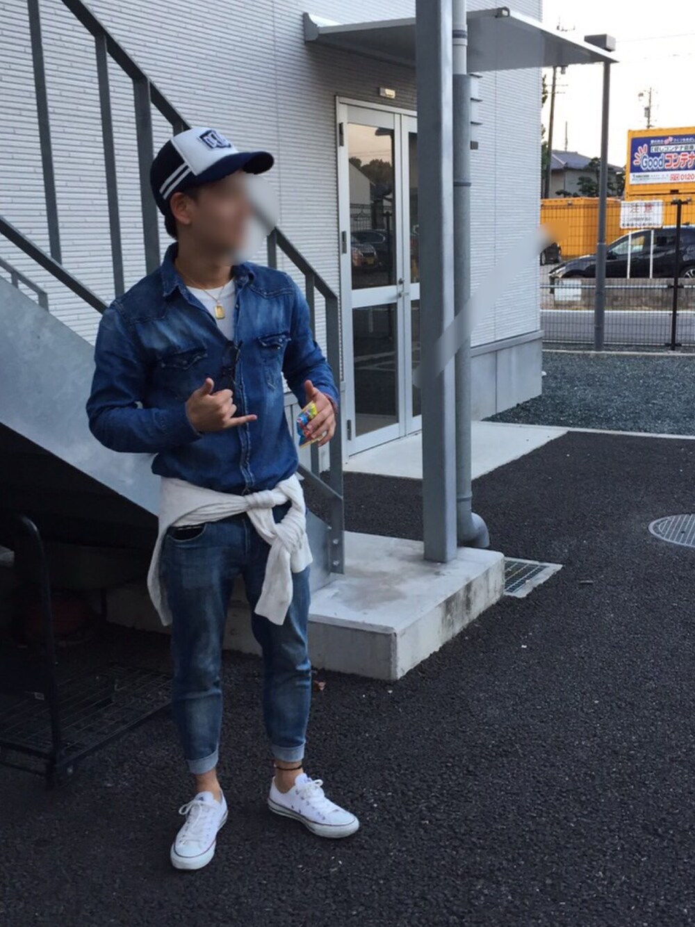「学校、デニム オン デニム、denim、デニムシャツ、ロンハーマン、Ron Herman」｜「UNIQLOのアイテム（デニムパンツ、ブルー系）」を使った、mahaloさん（メンズ・162cm）の秋コーディネートの1枚目の写真