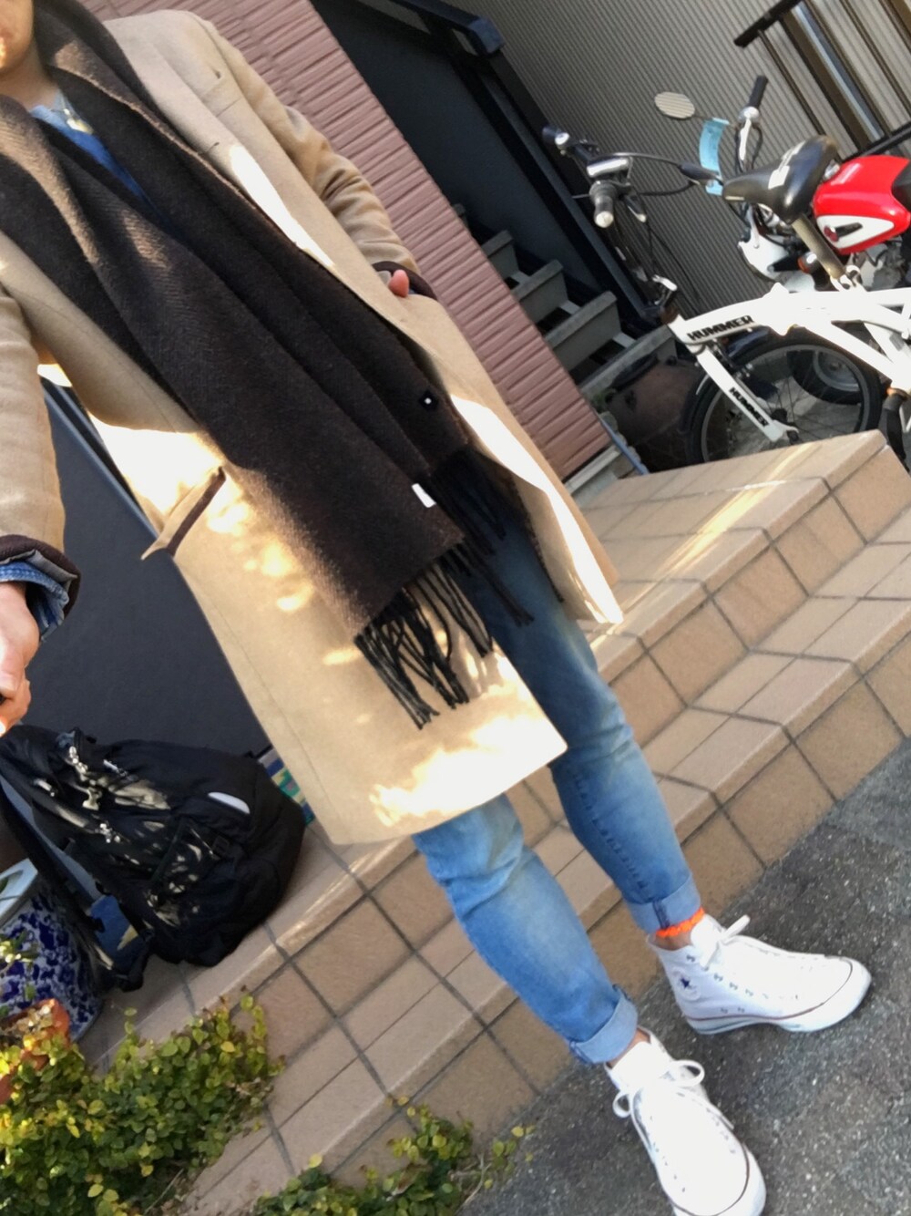 「シンプルコーデ、スニーカー、UNIQLO、コート、クルチアーニ」｜「SUIT SELLECTのアイテム（チェスターコート、ベージュ系）」を使った、mahaloさん（メンズ・162cm）の冬コーディネートの1枚目の写真