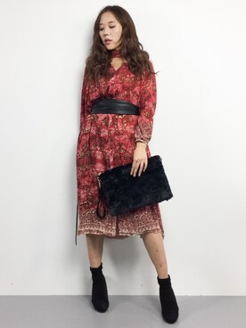 「フラワープリント」｜「アイテム（クラッチバッグ）」を使った、黒田デビーさん（レディース・165cm）の冬コーディネート