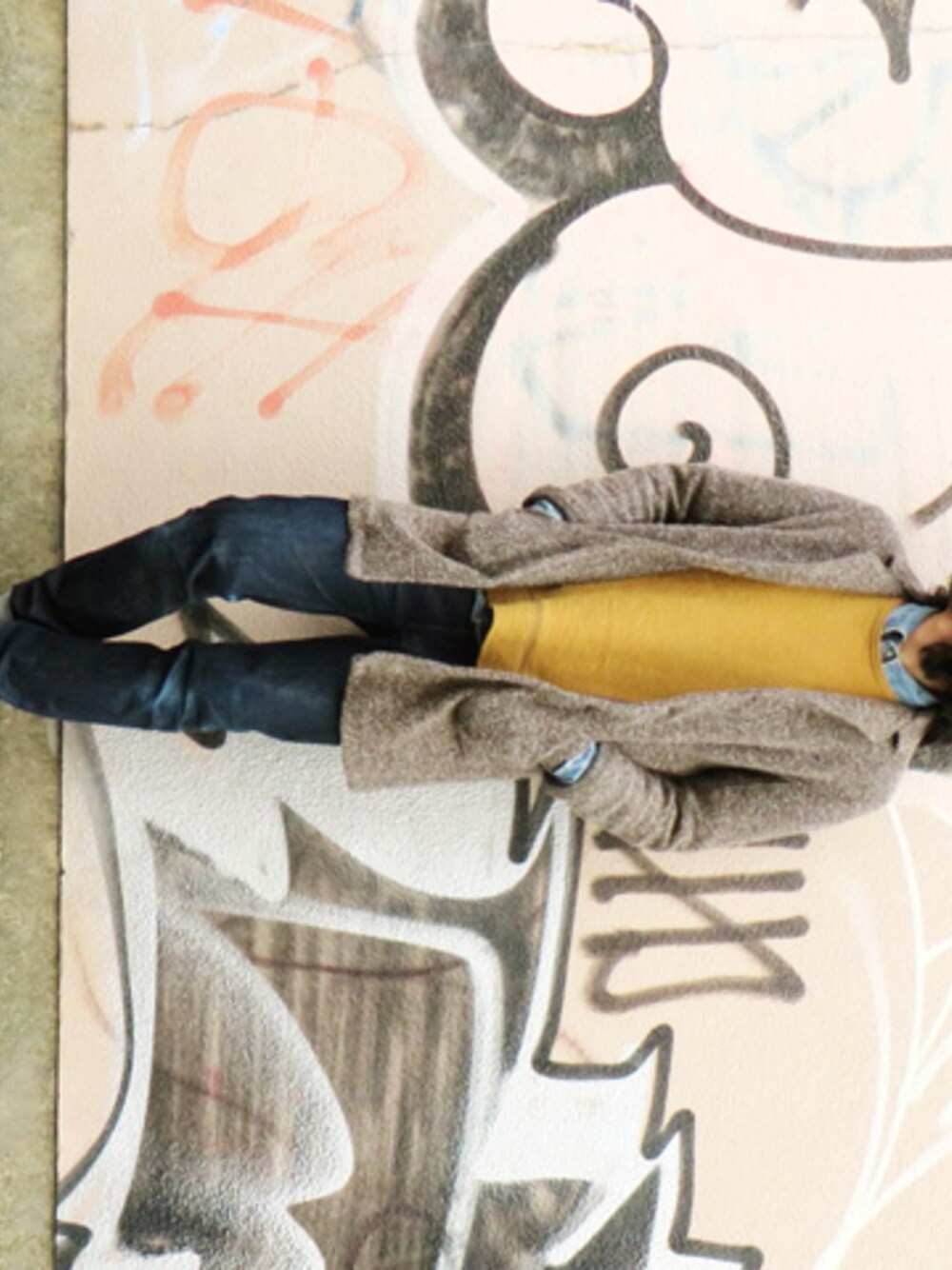 グリーン系の帽子を着用したメンズの冬コーディネートの1枚目の写真