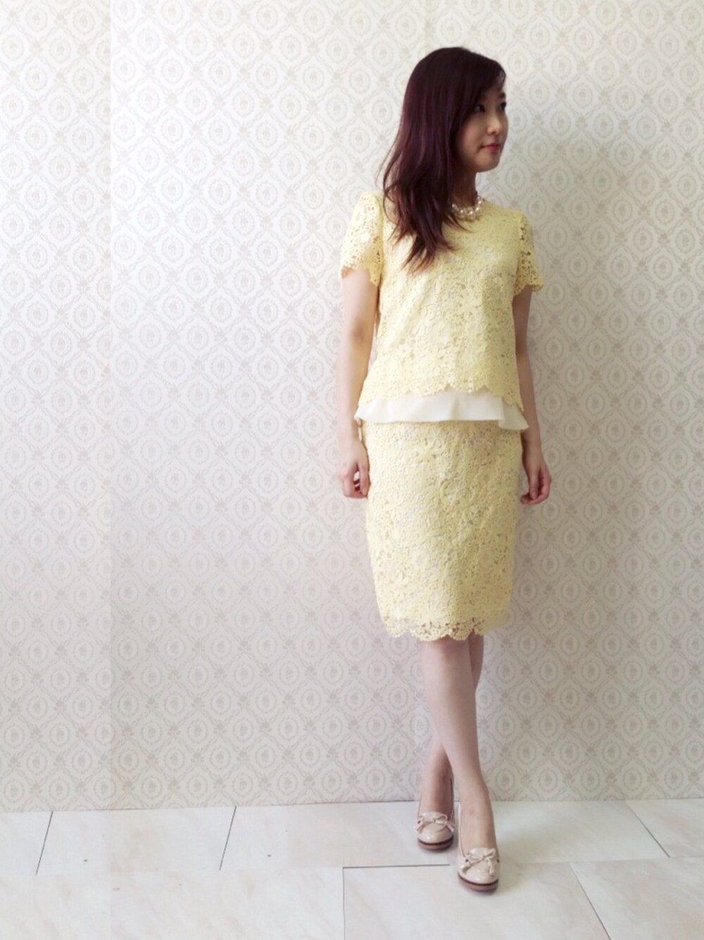 イエロー系のシャツ/ブラウス、イエロー系のスカートを着用したレディースの冬コーディネートの1枚目の写真