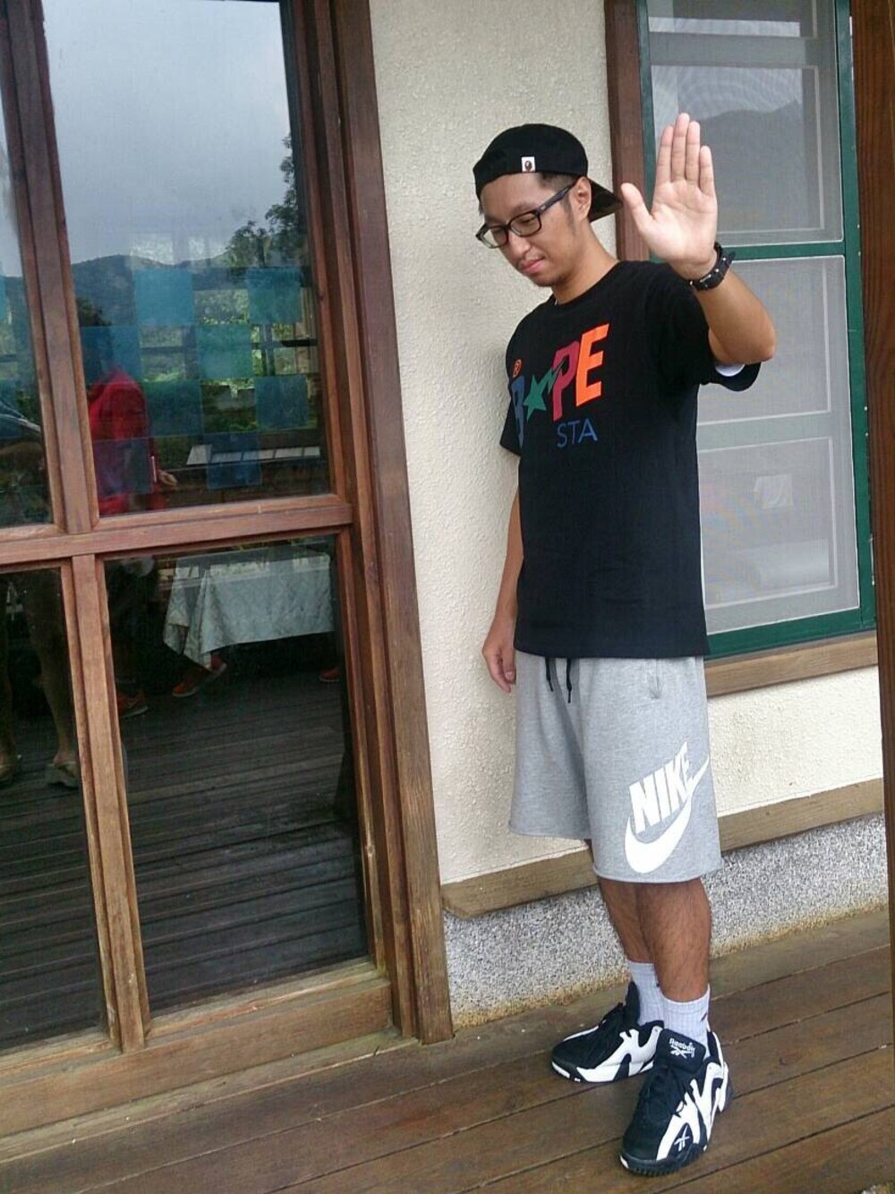 「ape、NIKE、reebok」｜「A BATHING APEのアイテム（Tシャツ/カットソー、ブラック系）」を使った、Mr_kuoxxさん（メンズ・170cm）の夏コーディネートの1枚目の写真