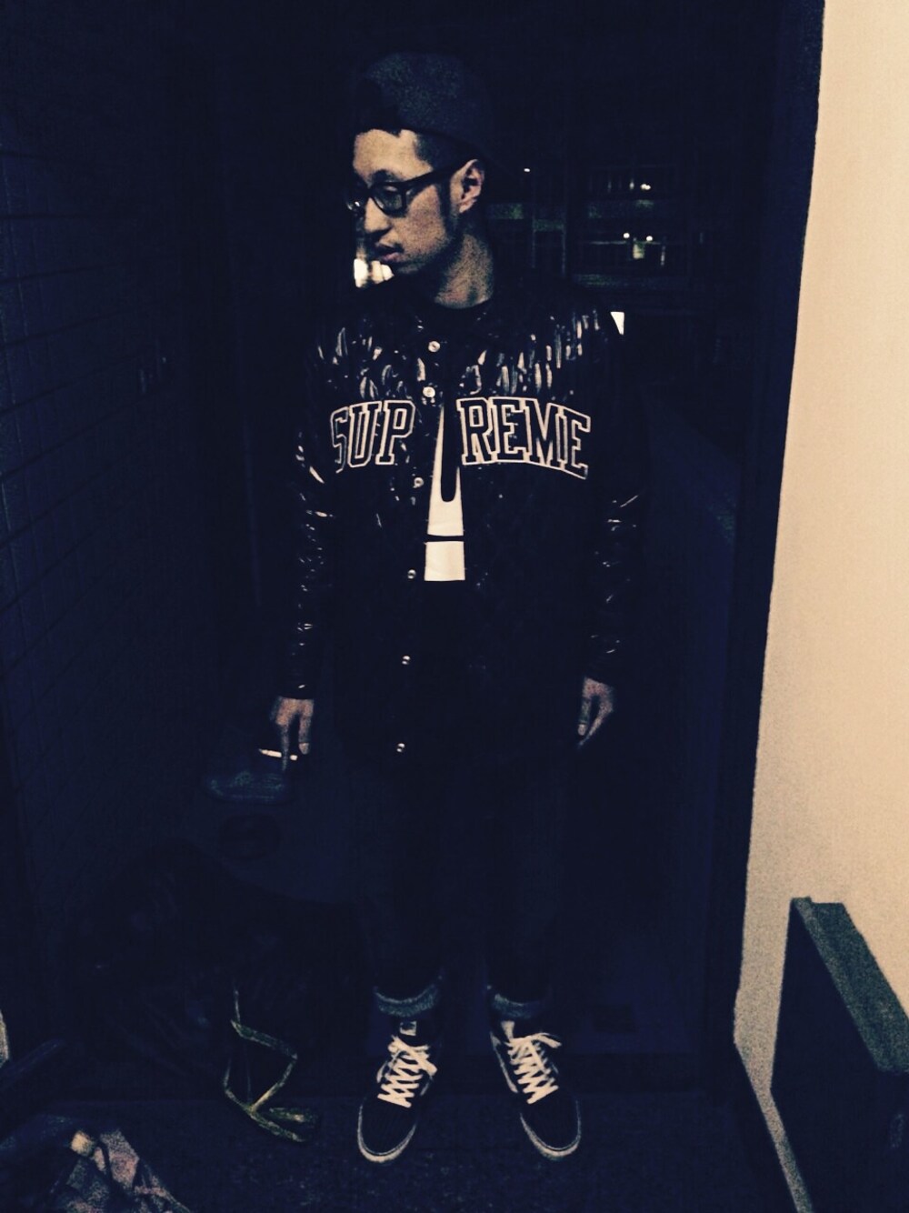 「Supreme のアイテム（トレンチコート、ブラック系）」を使った、Mr_kuoxxさん（メンズ・170cm）の春コーディネートの1枚目の写真