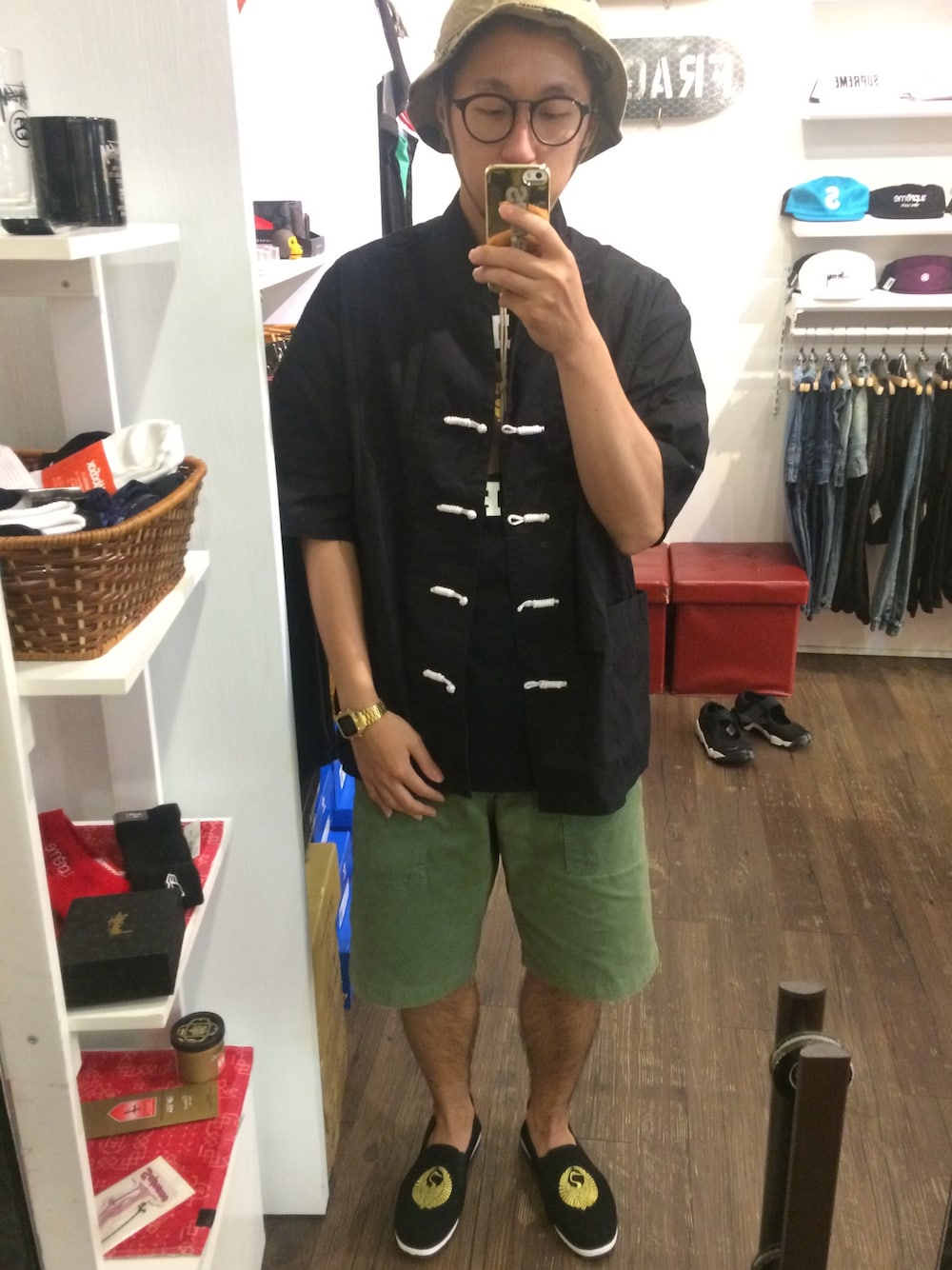 「Supreme のアイテム（ジャケット/アウター、ブラック系）」を使った、Mr_kuoxxさん（メンズ・170cm）の春コーディネートの1枚目の写真